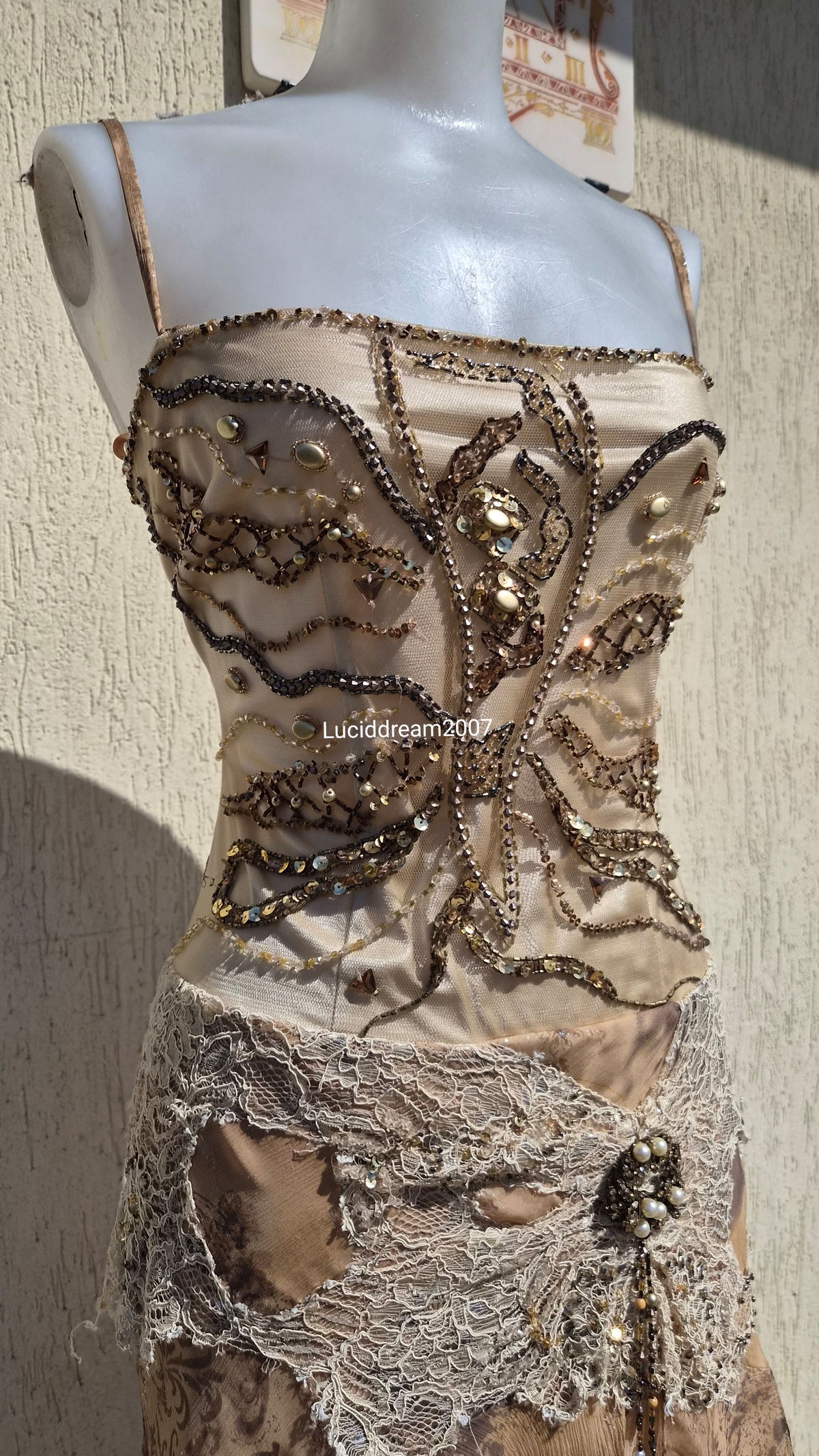 Robe en soie brodée dos transparent
