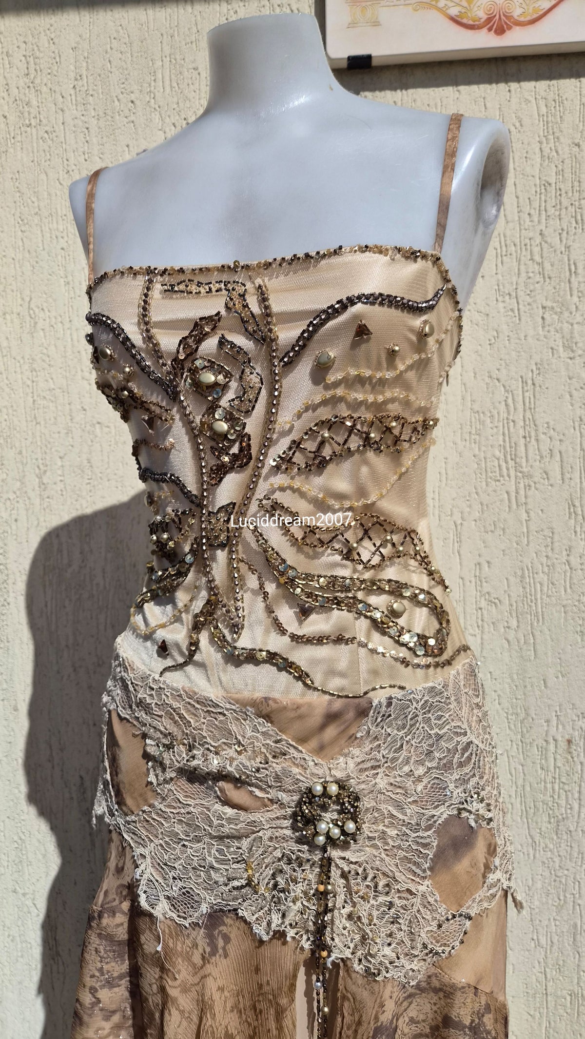 Robe en soie brodée dos transparent