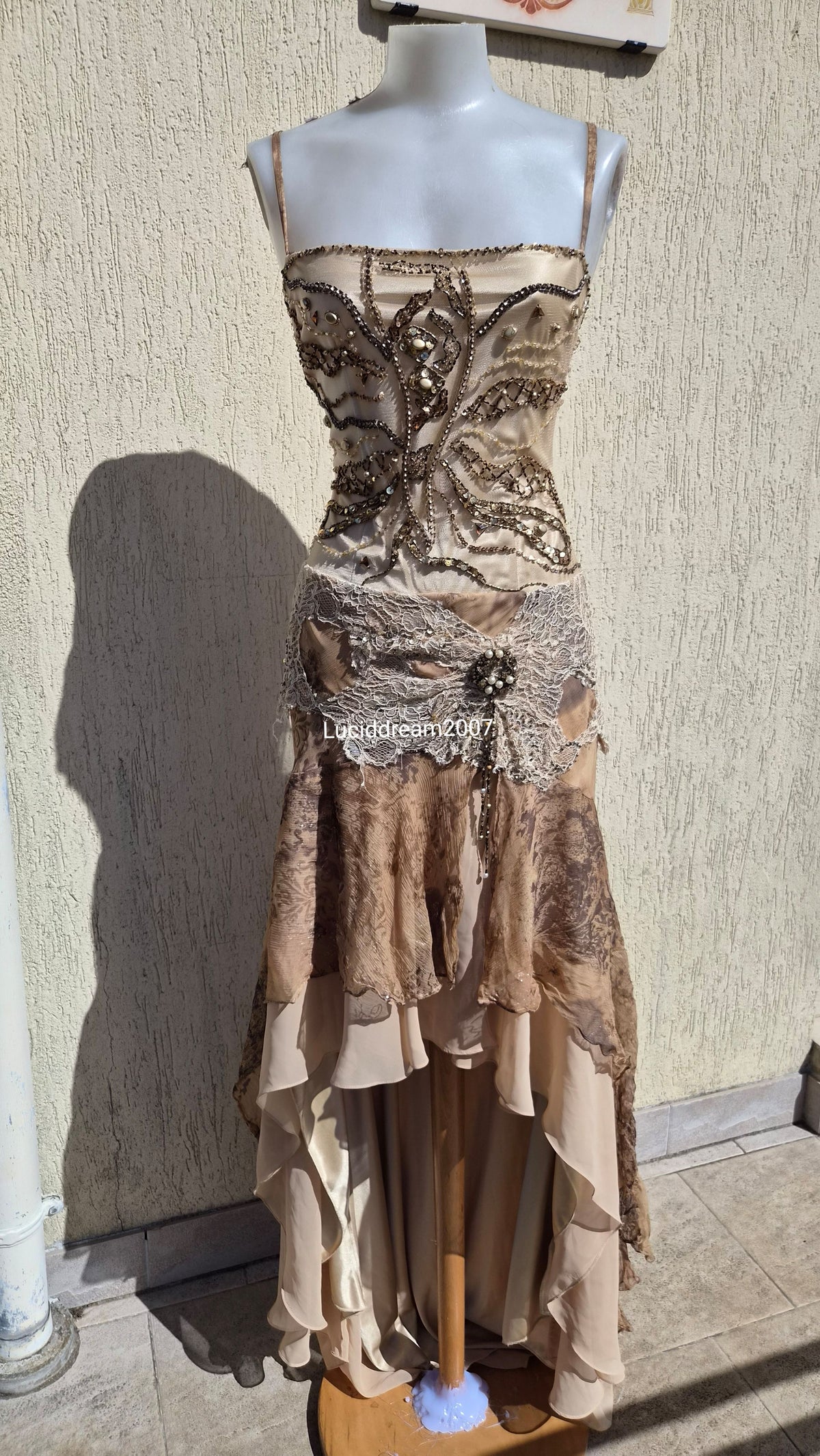 Robe en soie brodée dos transparent