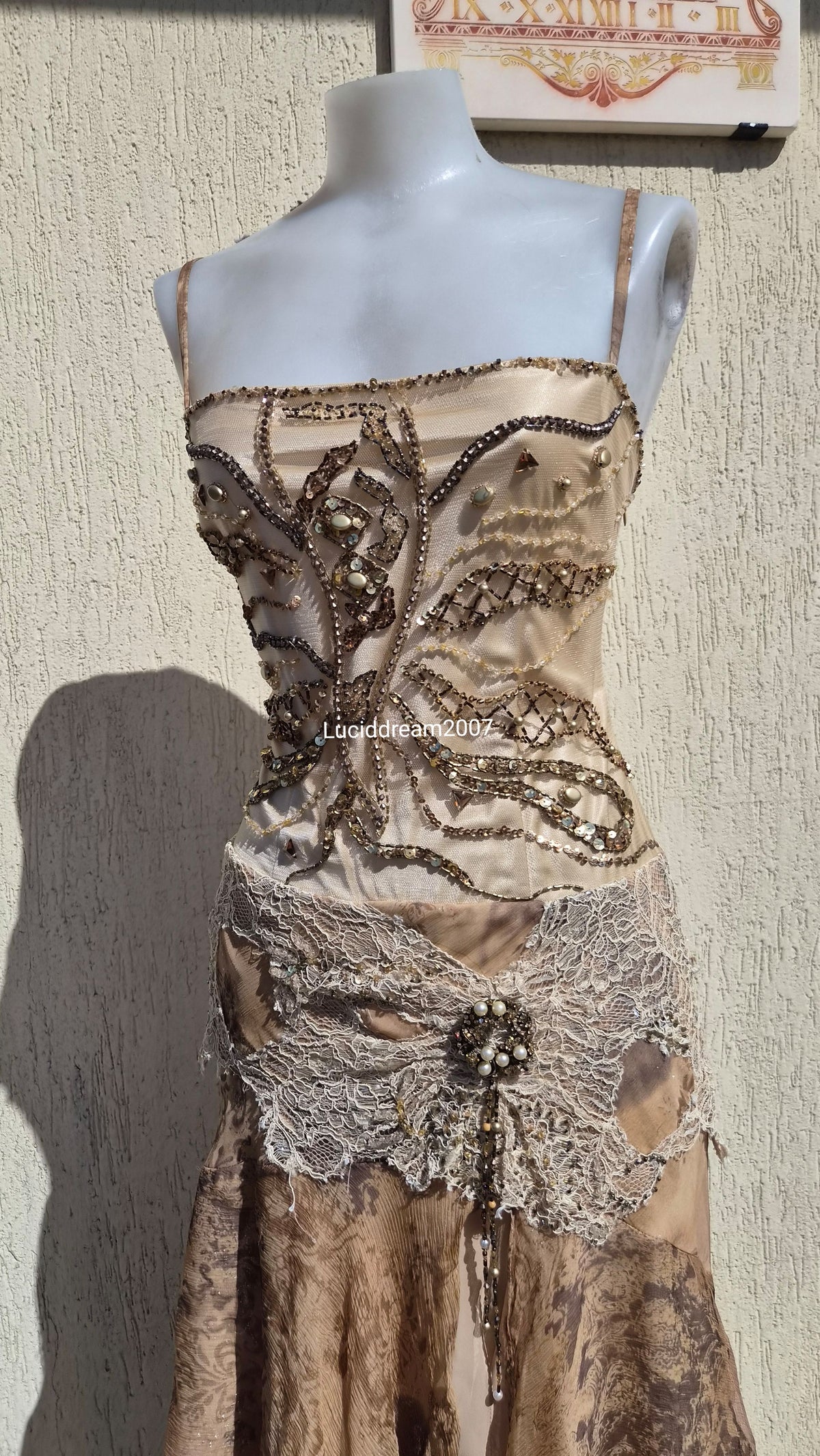 Robe en soie brodée dos transparent