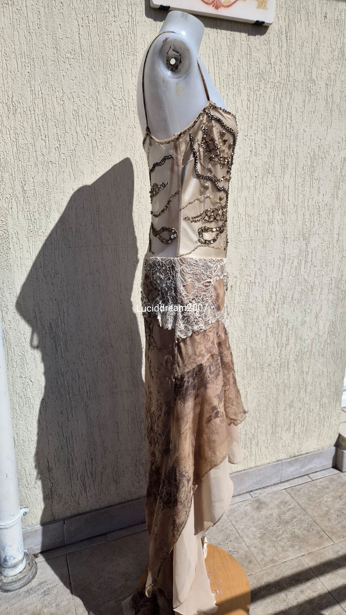 Robe en soie brodée dos transparent