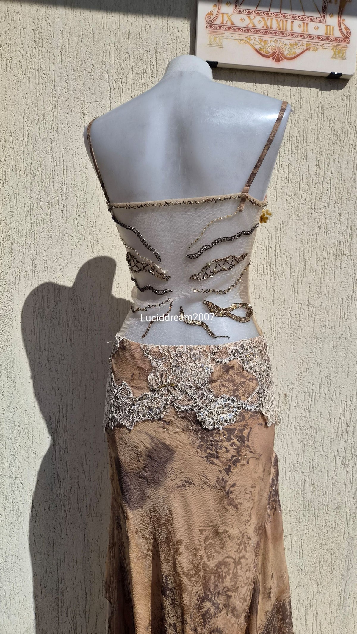 Robe en soie brodée dos transparent