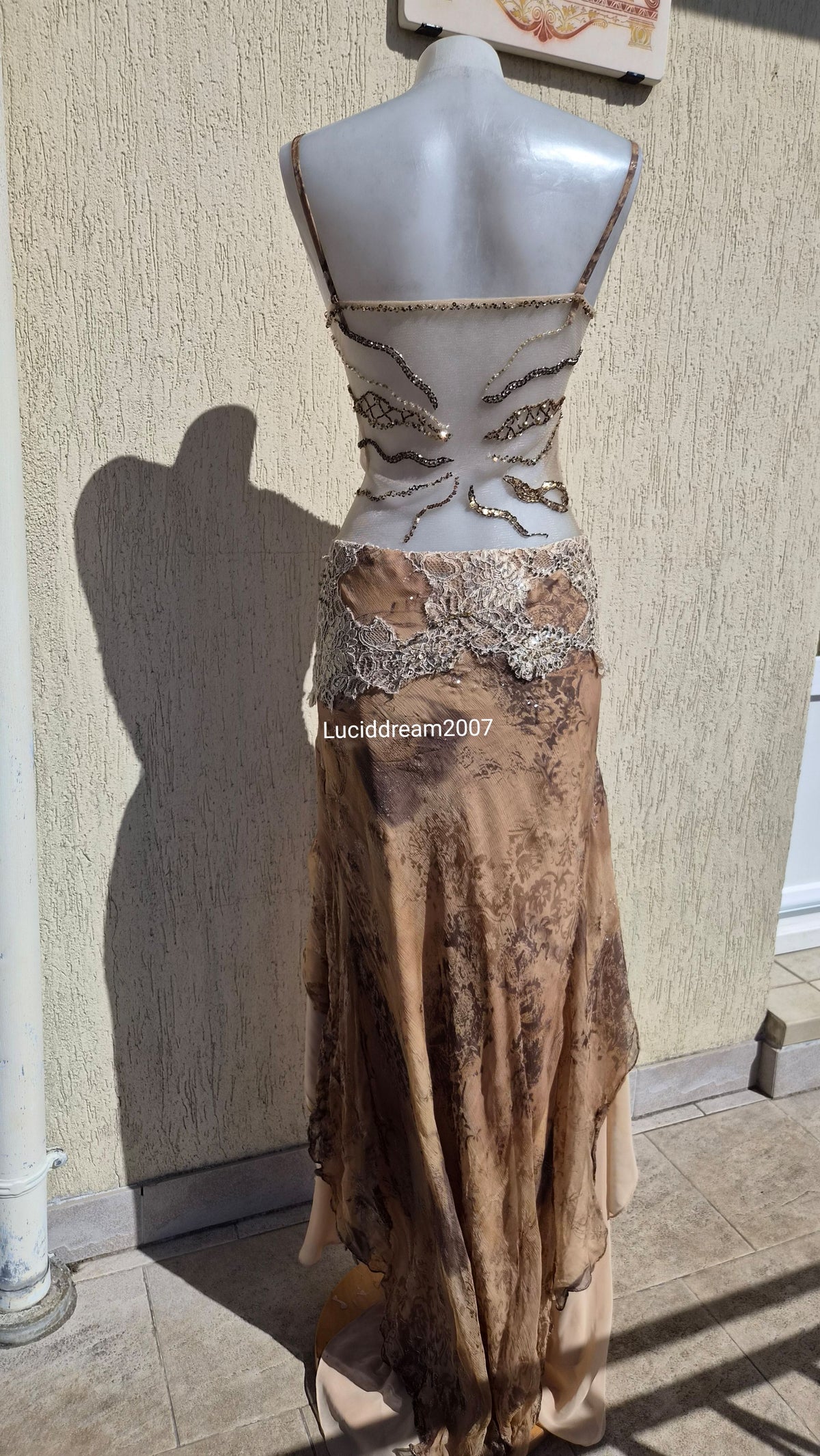 Robe en soie brodée dos transparent