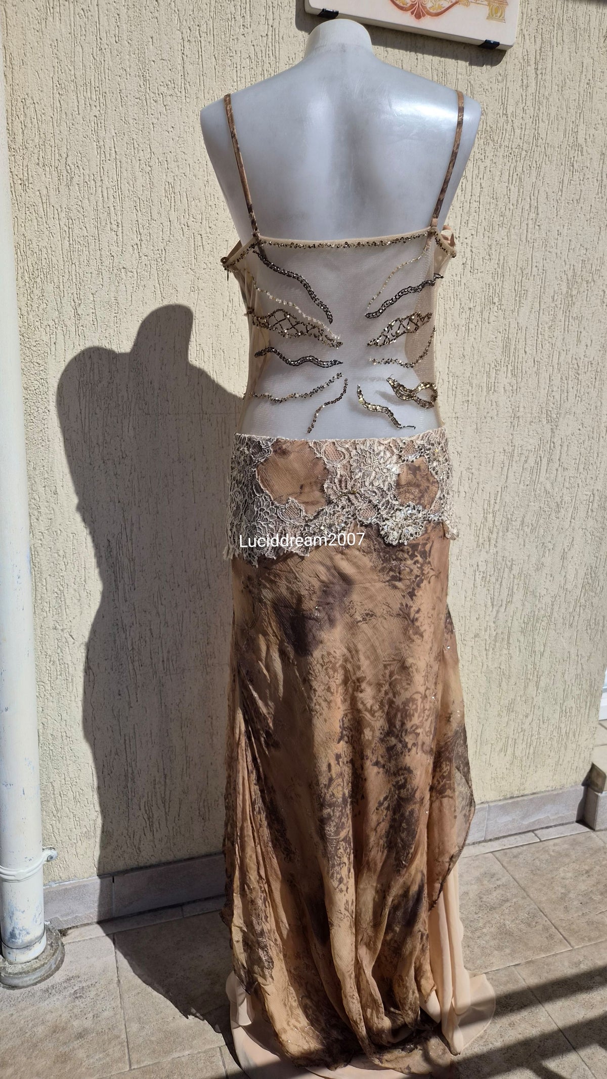 Robe en soie brodée dos transparent