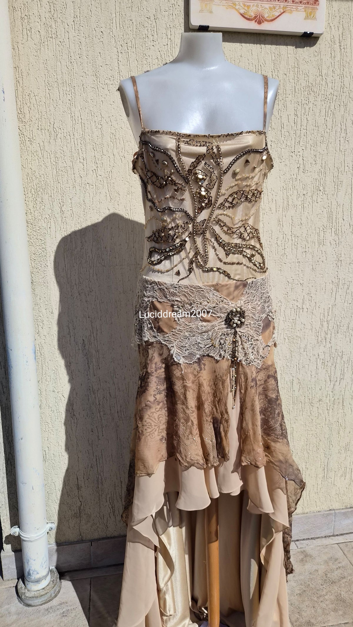 Robe en soie brodée dos transparent