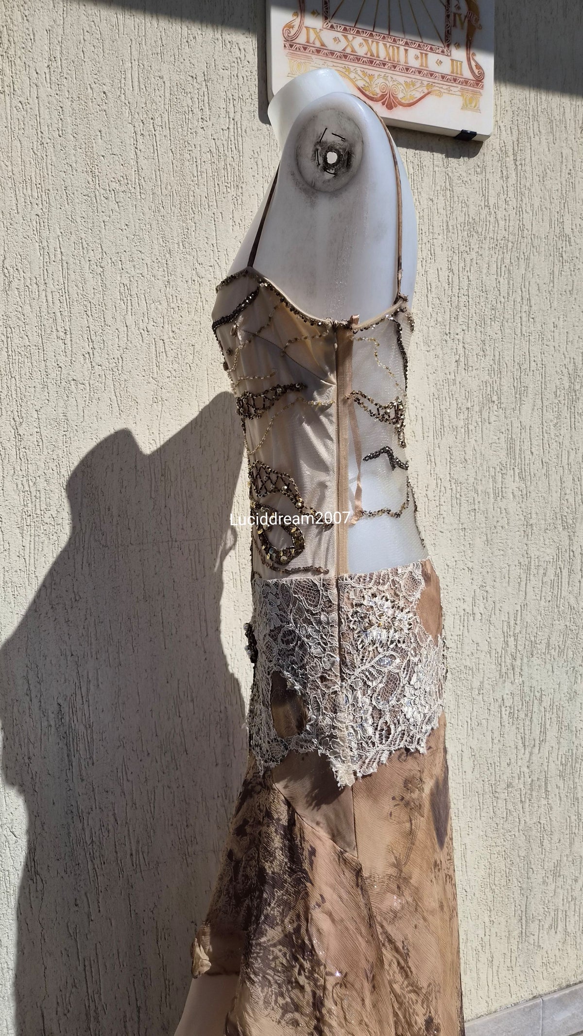 Robe en soie brodée dos transparent