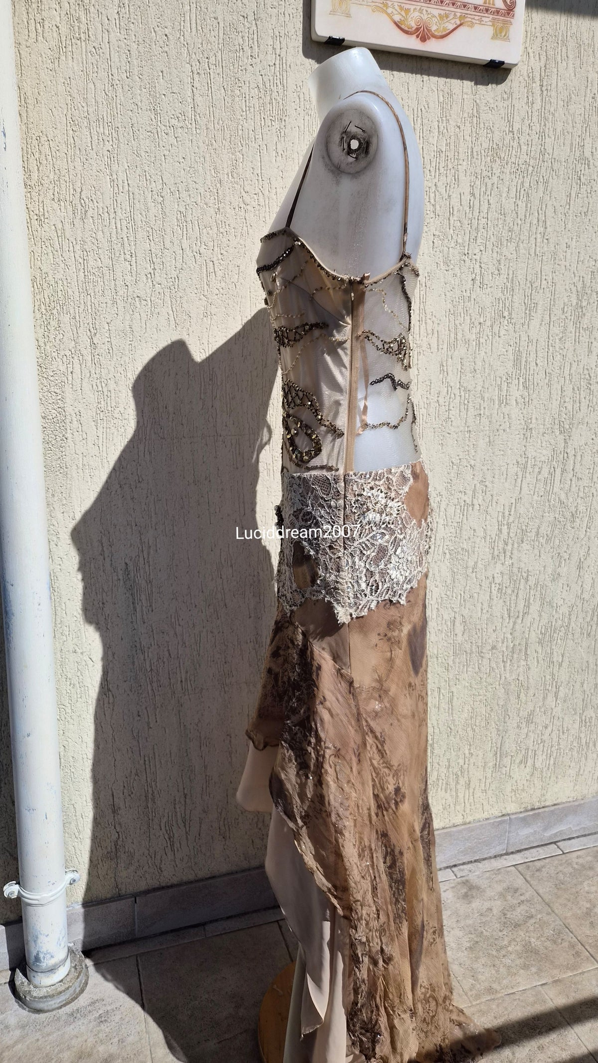 Robe en soie brodée dos transparent