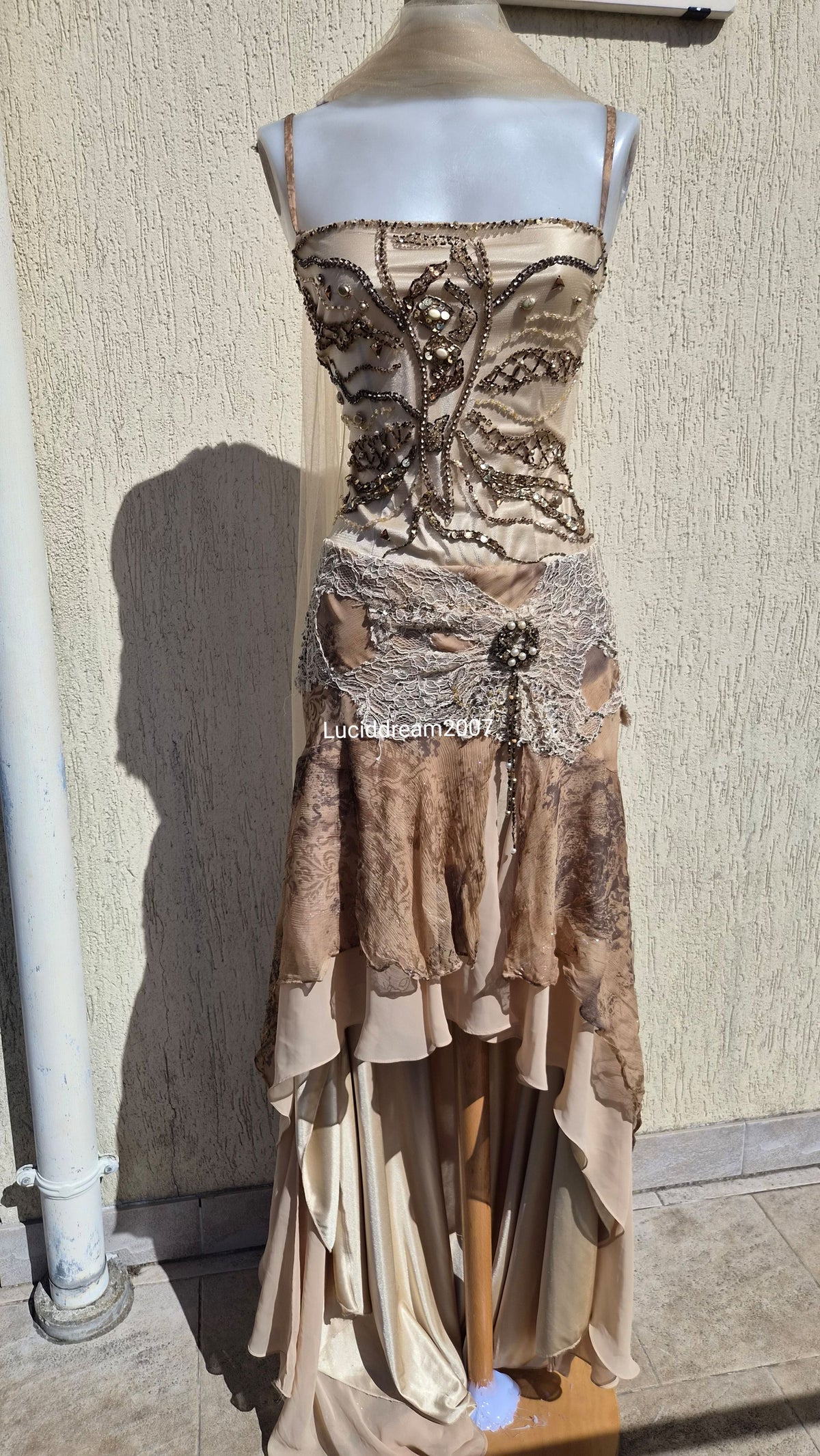 Robe en soie brodée dos transparent