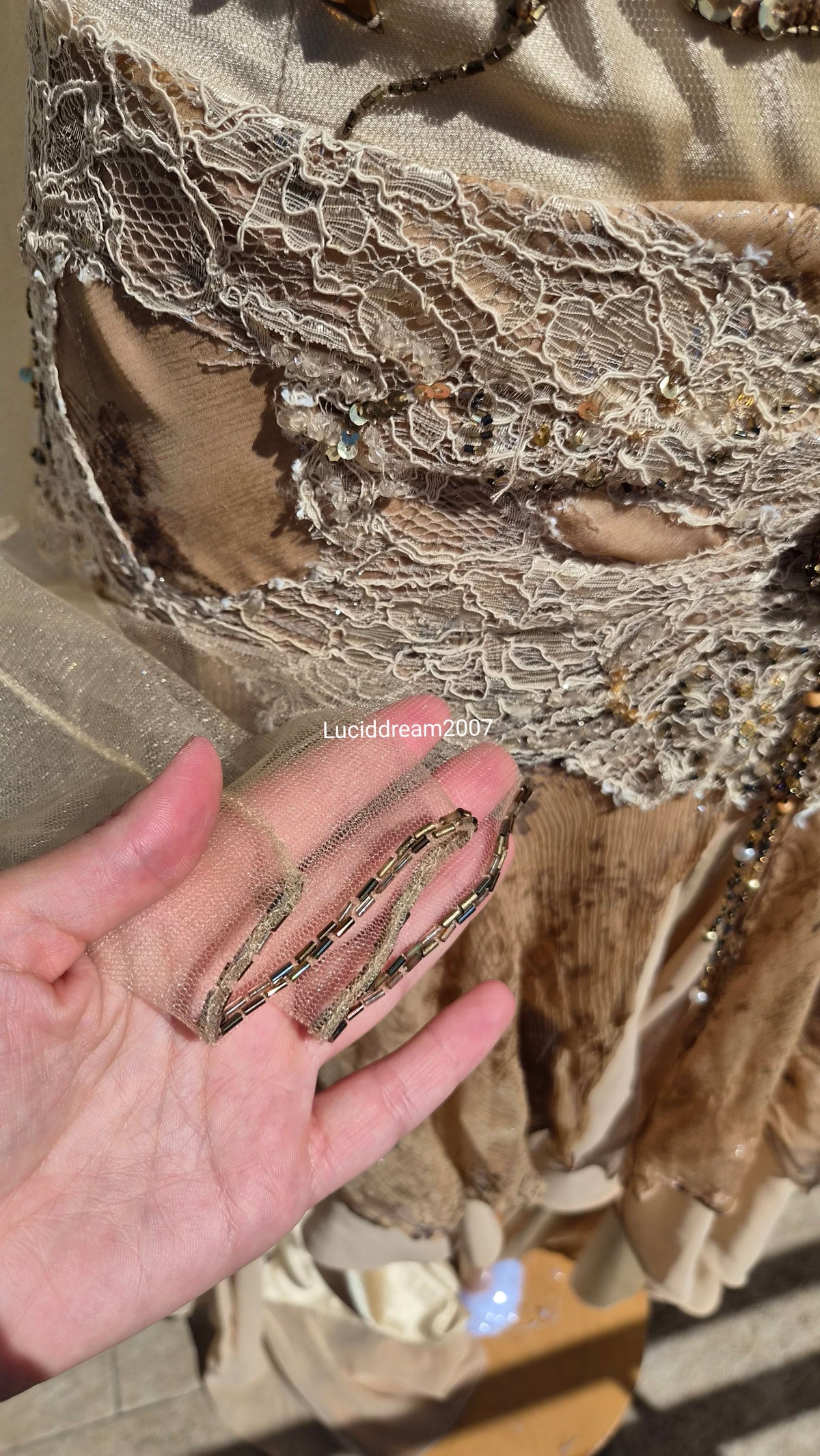 Robe en soie brodée dos transparent