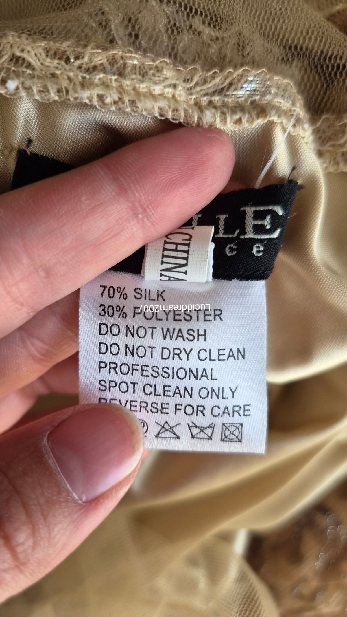 Robe en soie brodée dos transparent