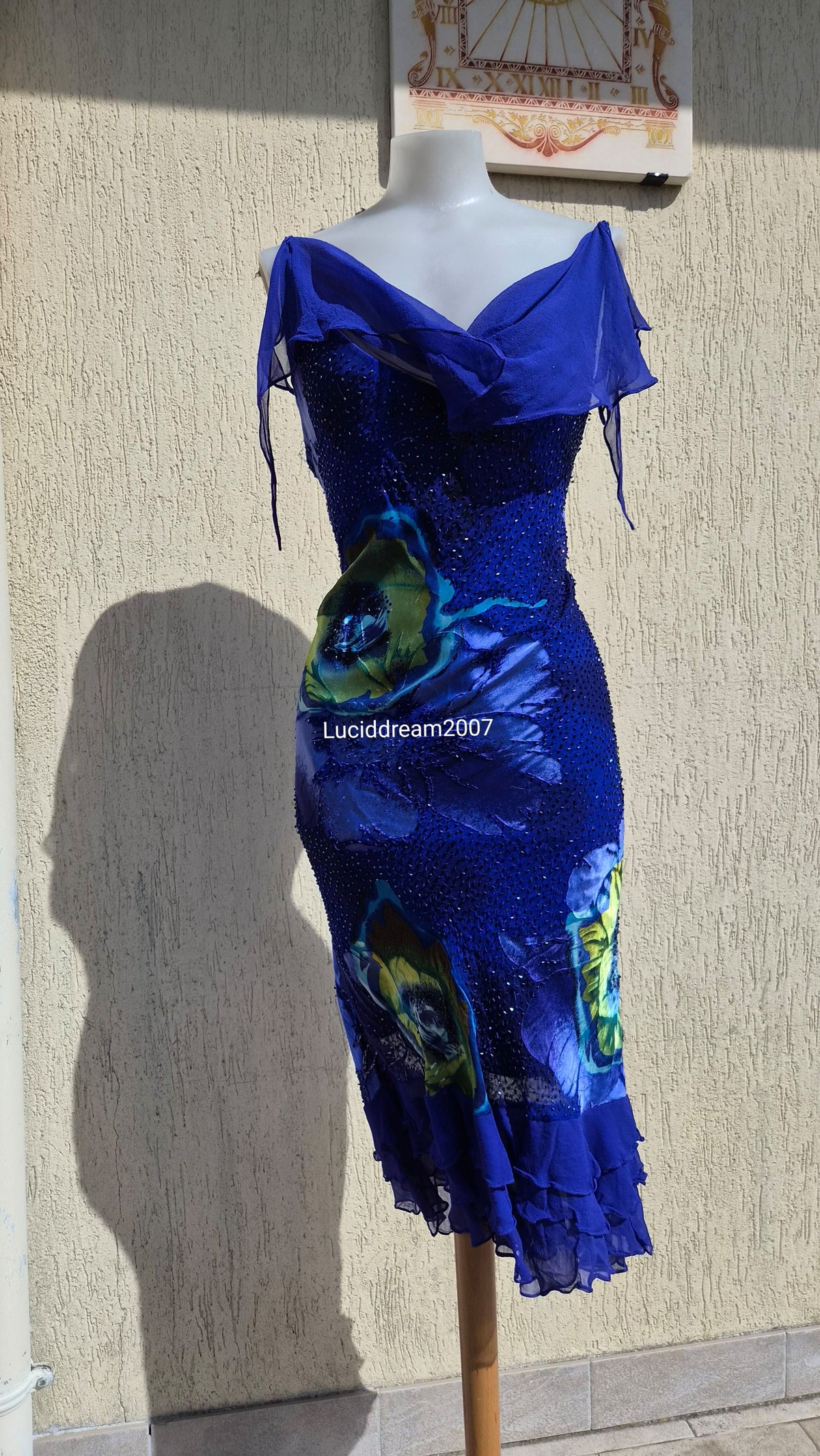 Robe en soie brodée bleue