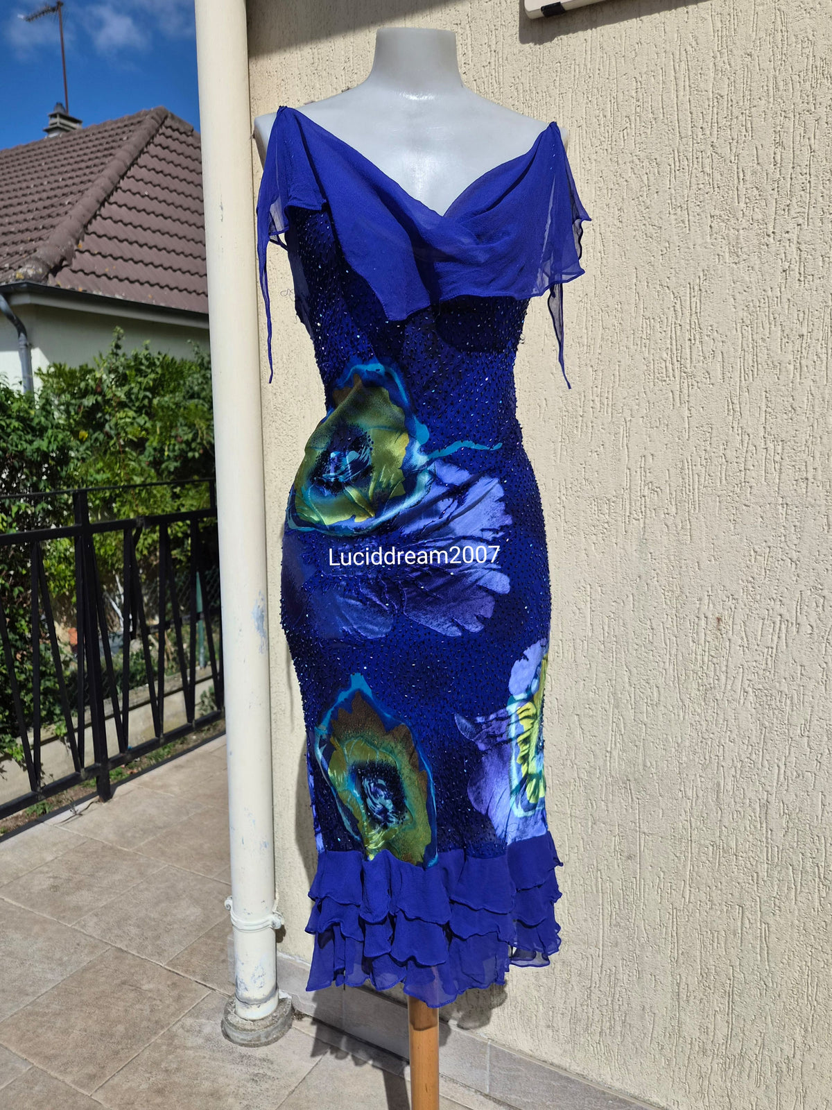 Robe en soie brodée bleue