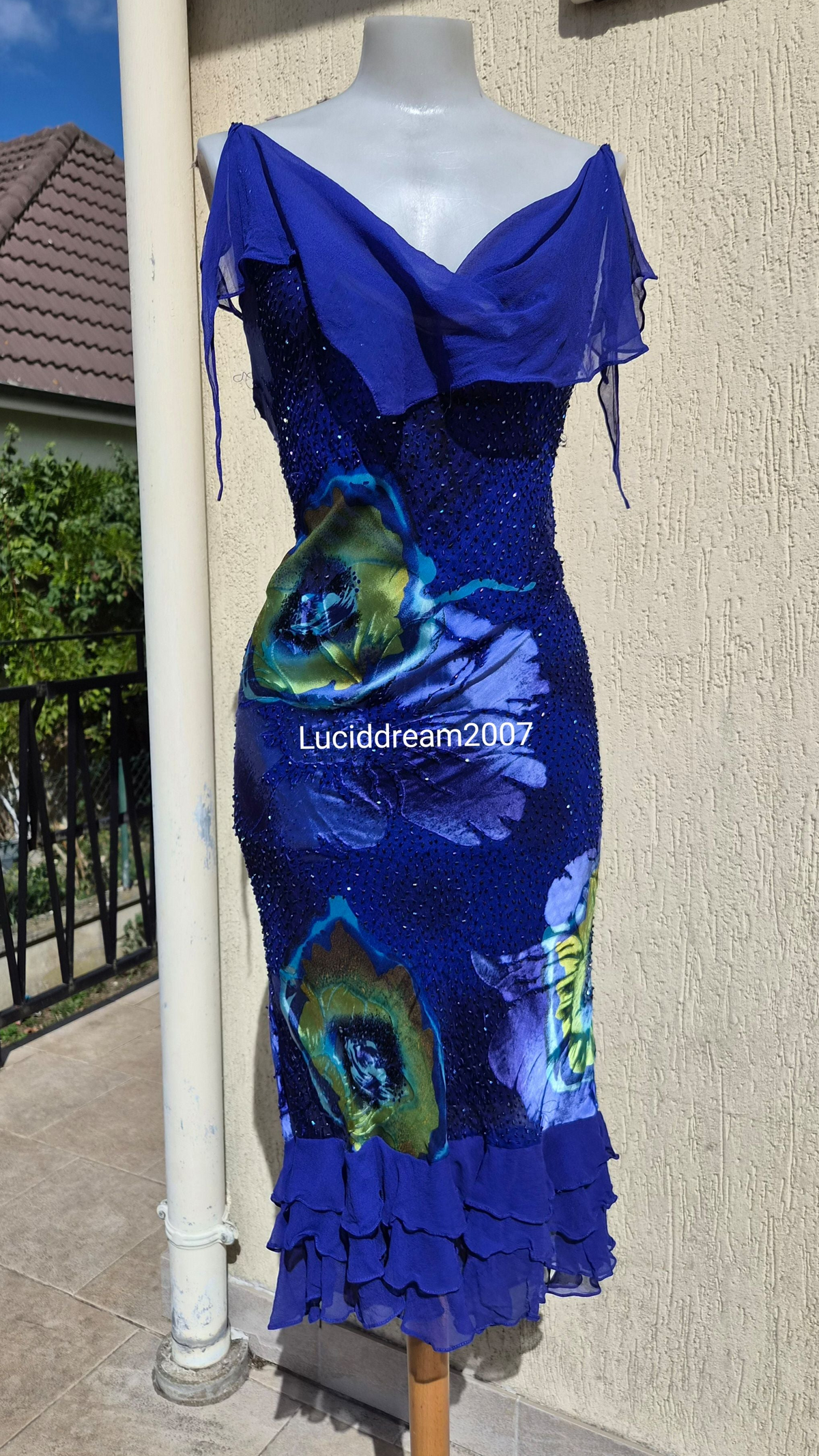 Robe en soie brodée bleue