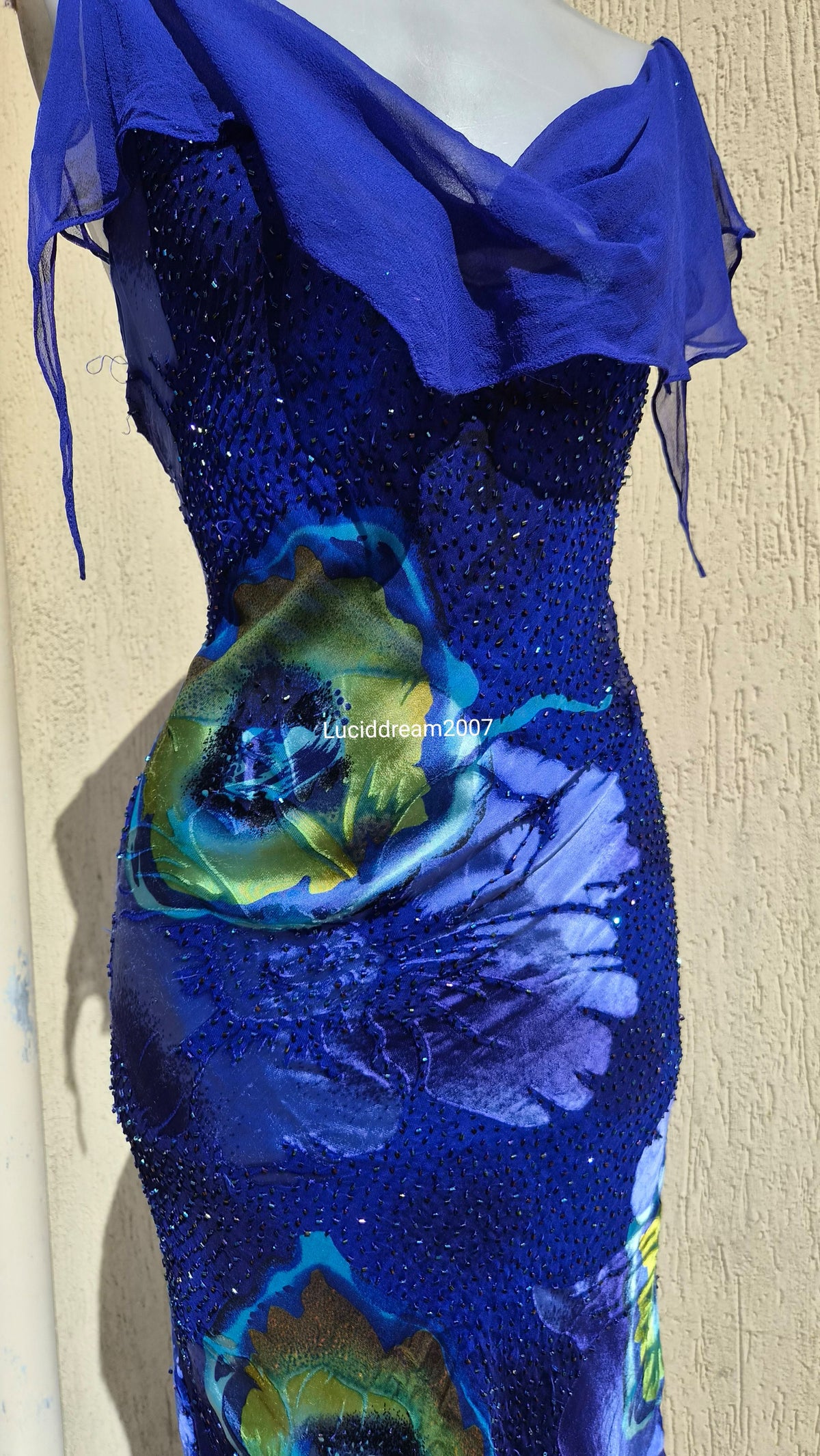 Robe en soie brodée bleue