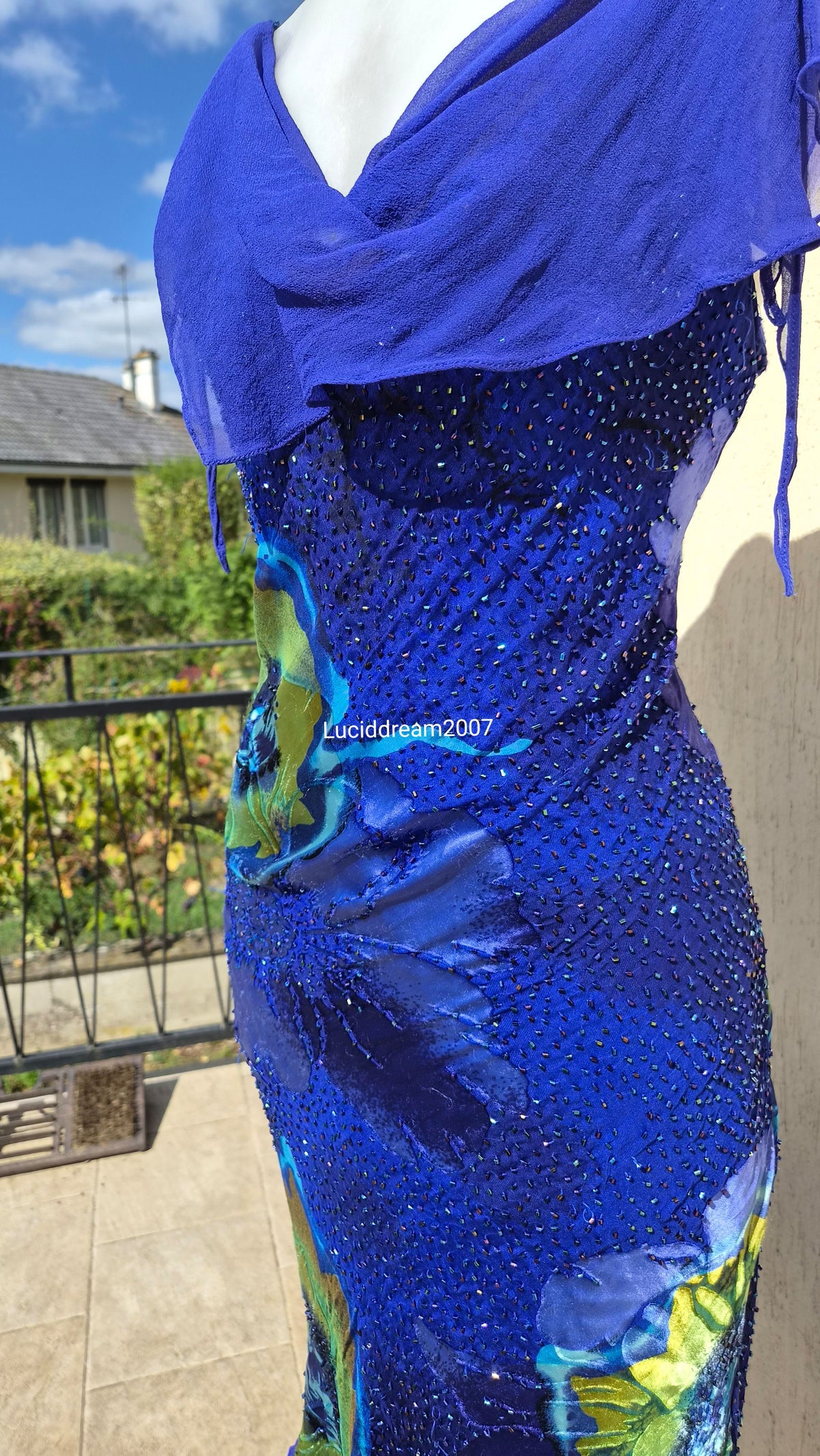 Robe en soie brodée bleue