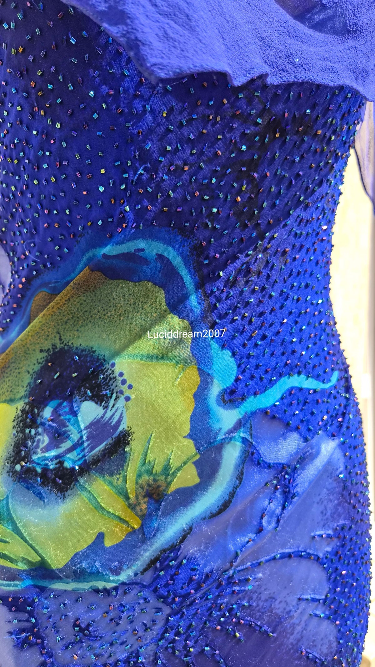 Robe en soie brodée bleue