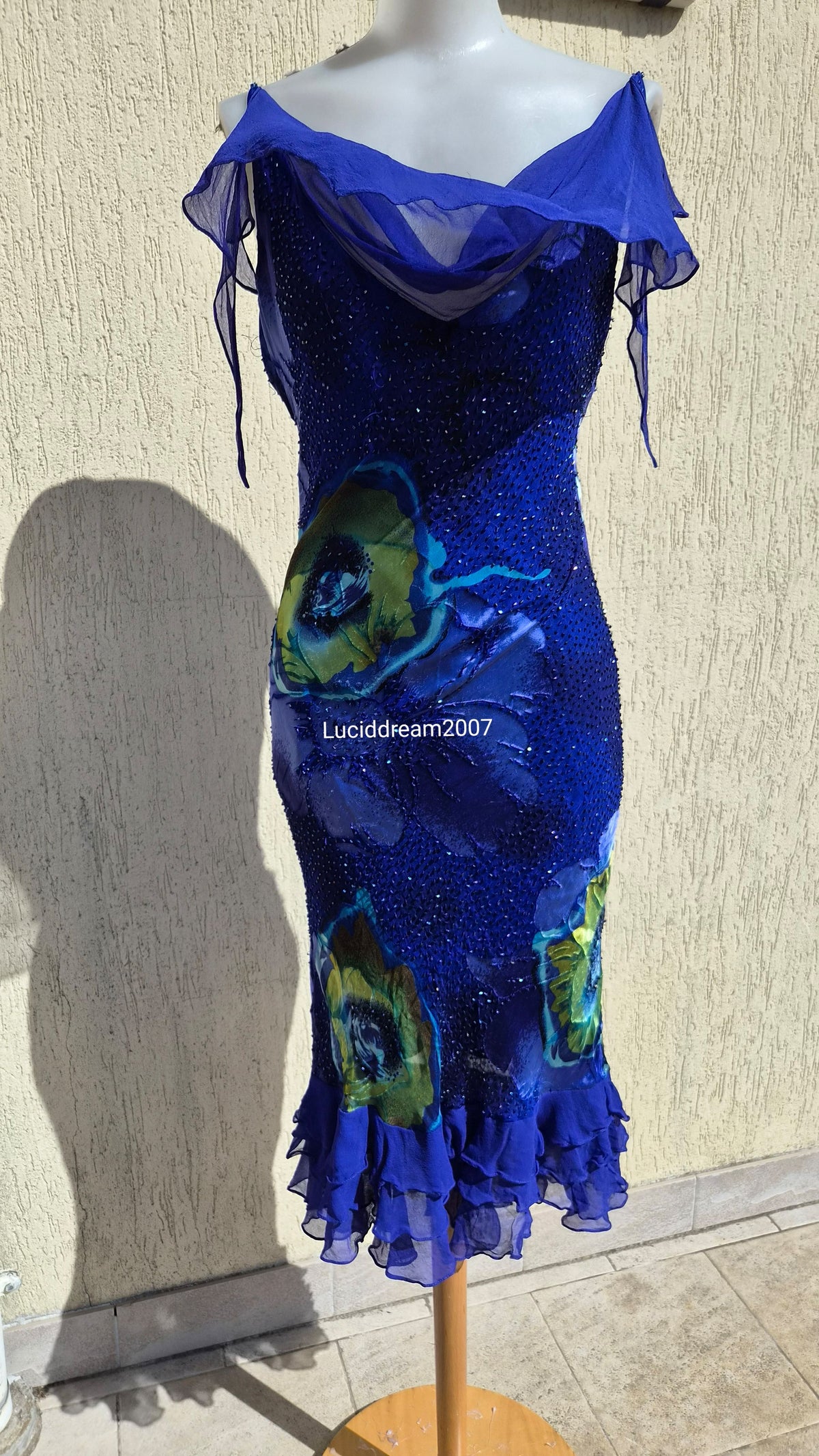 Robe en soie brodée bleue