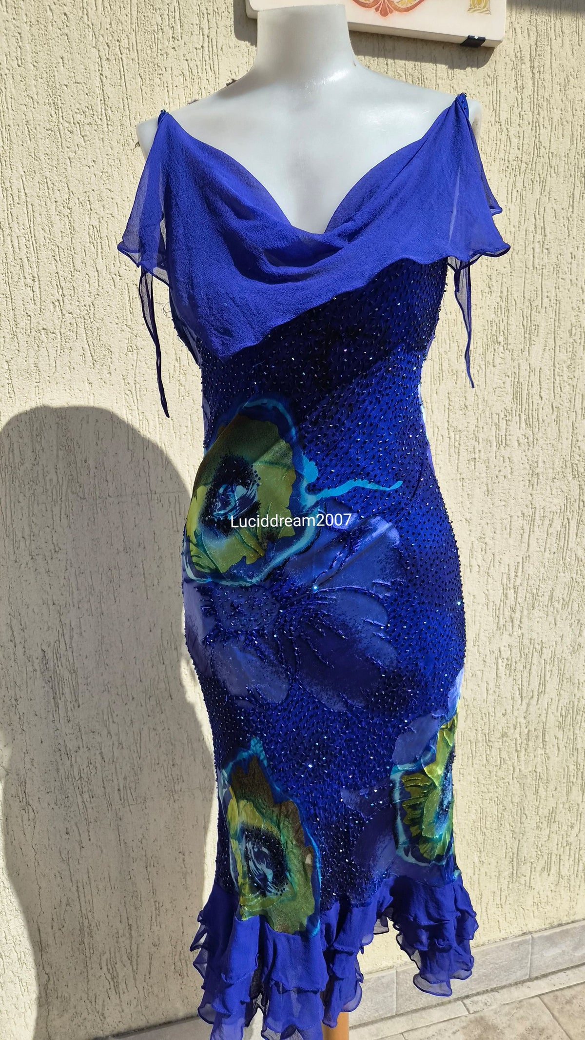 Robe en soie brodée bleue