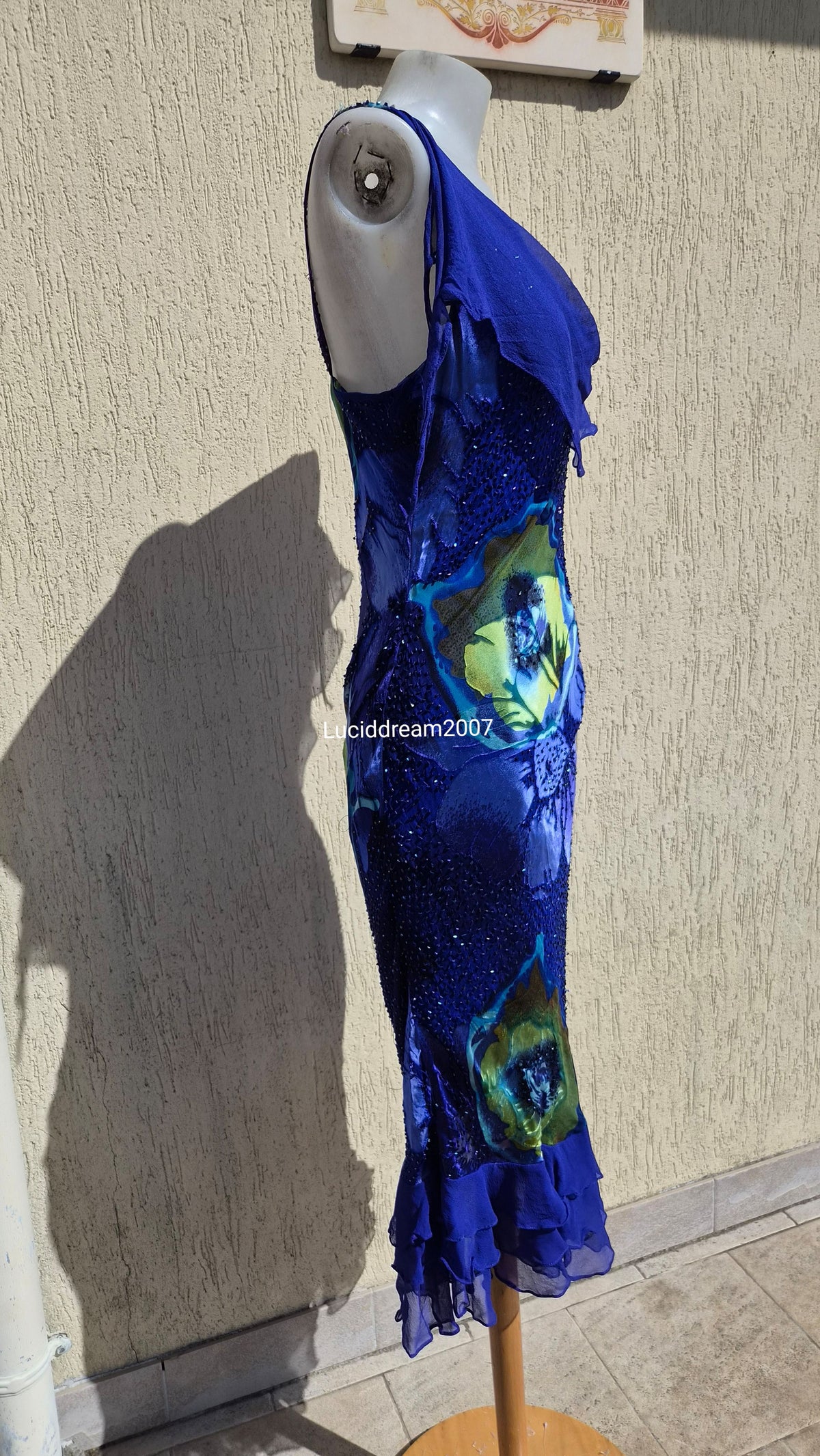 Robe en soie brodée bleue
