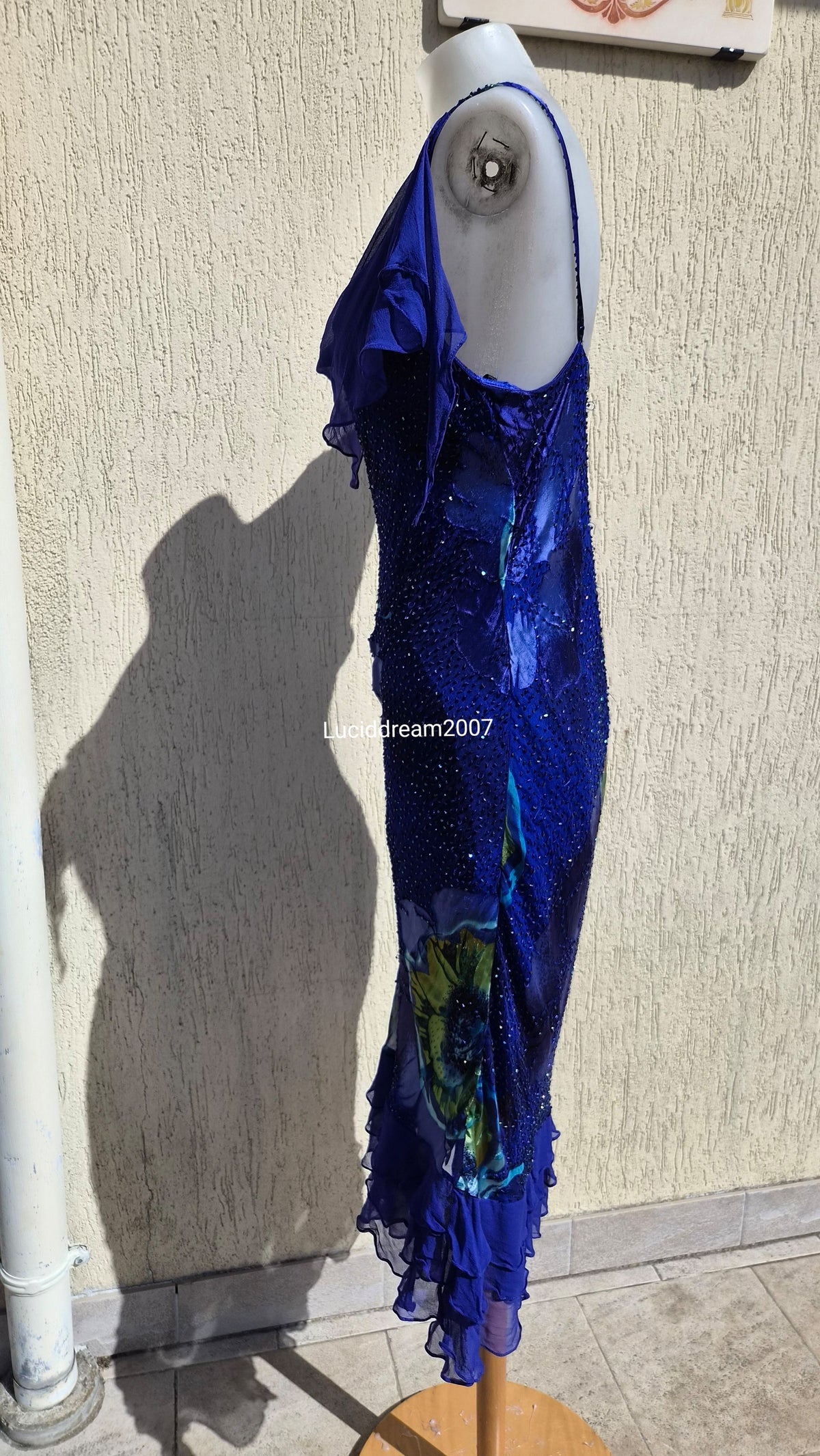 Robe en soie brodée bleue