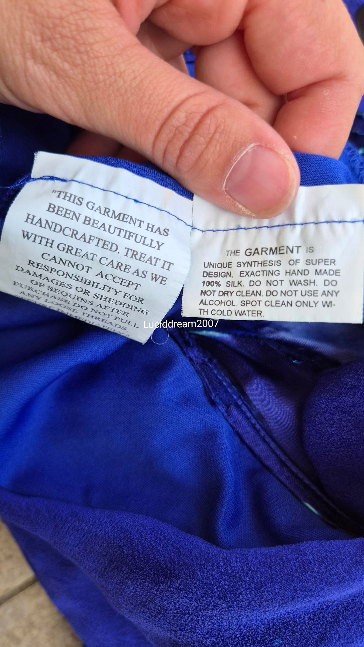 Robe en soie brodée bleue