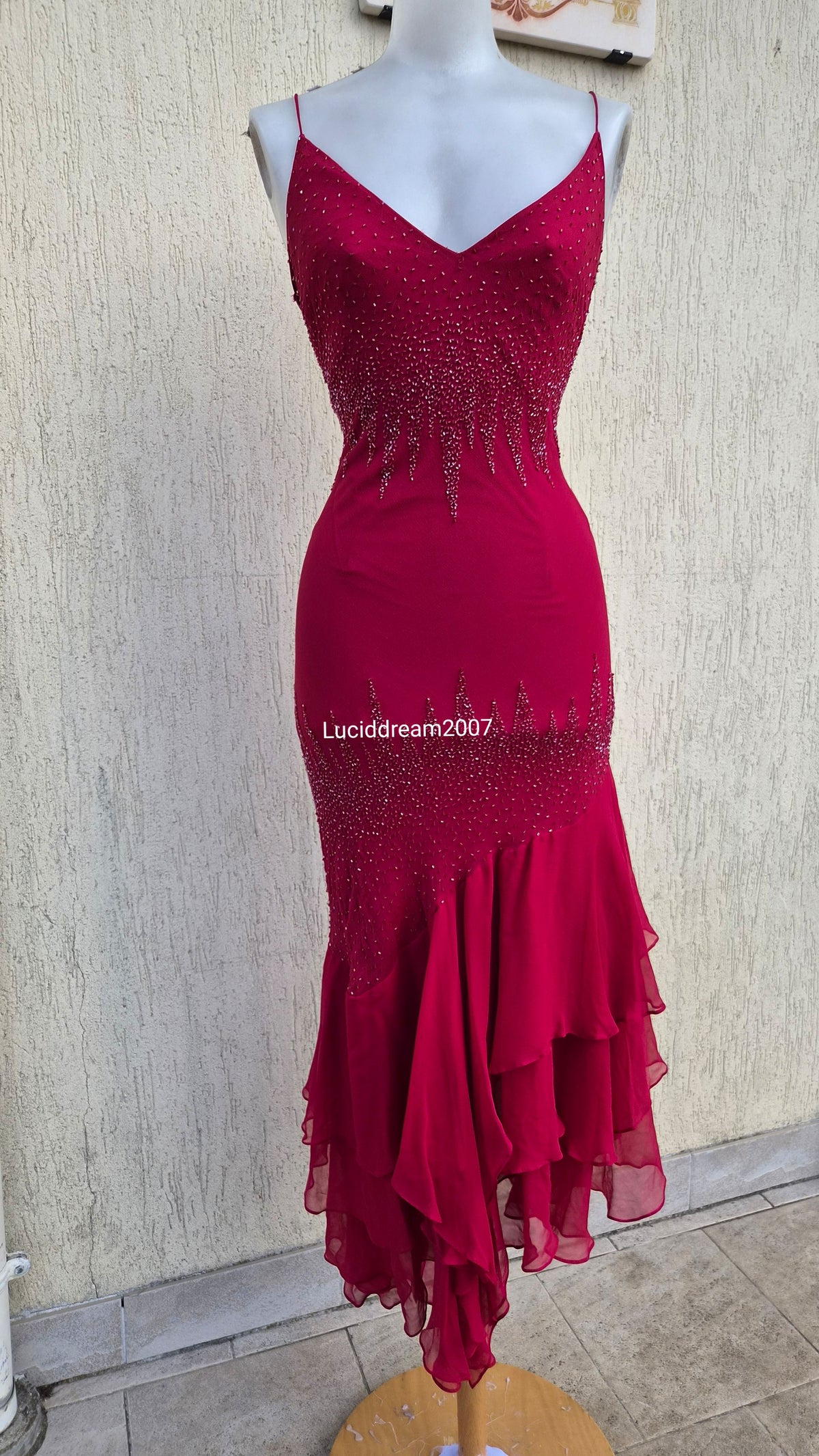 Robe en soie brodée rouge