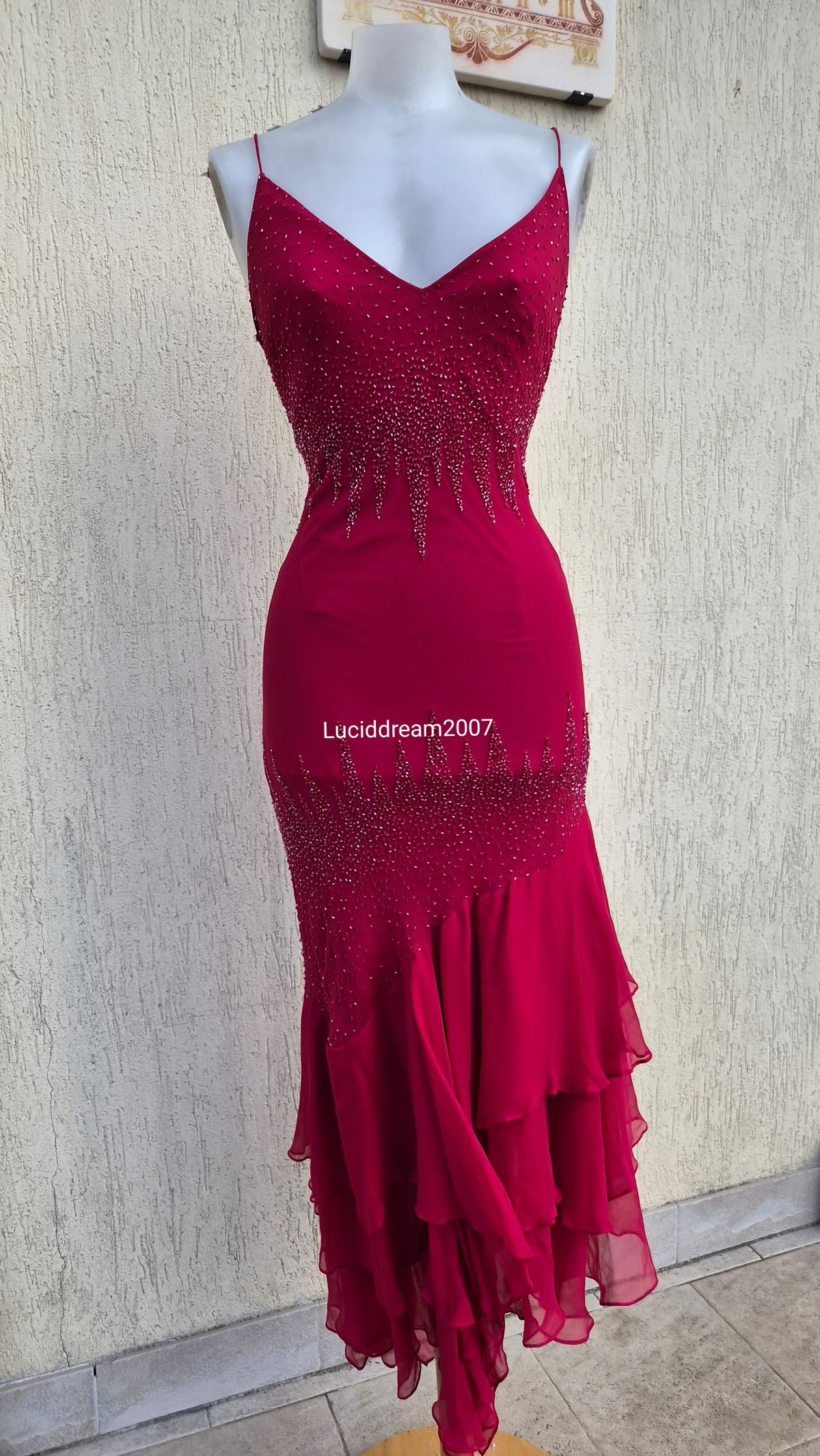 Robe en soie brodée rouge