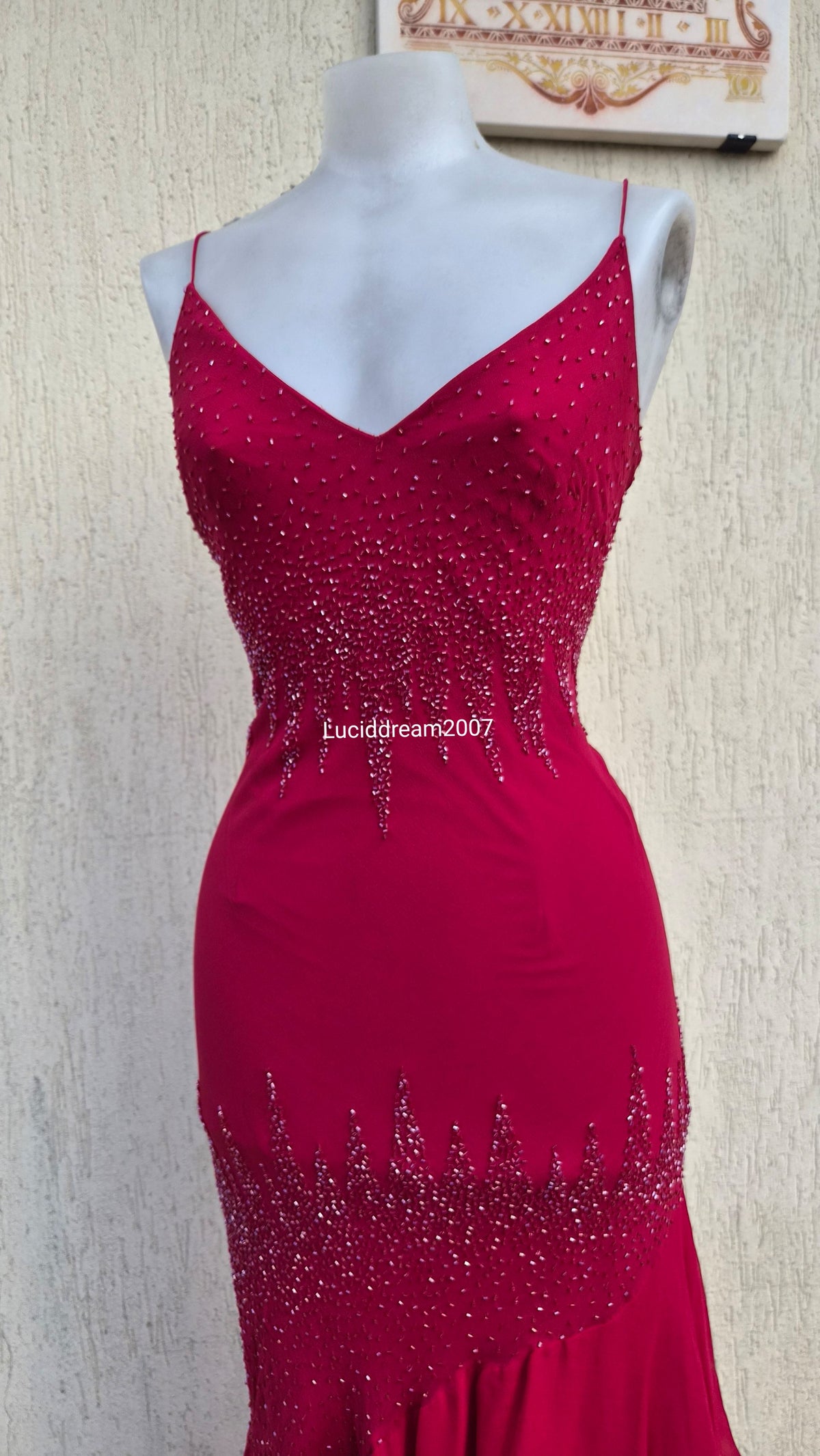 Robe en soie brodée rouge
