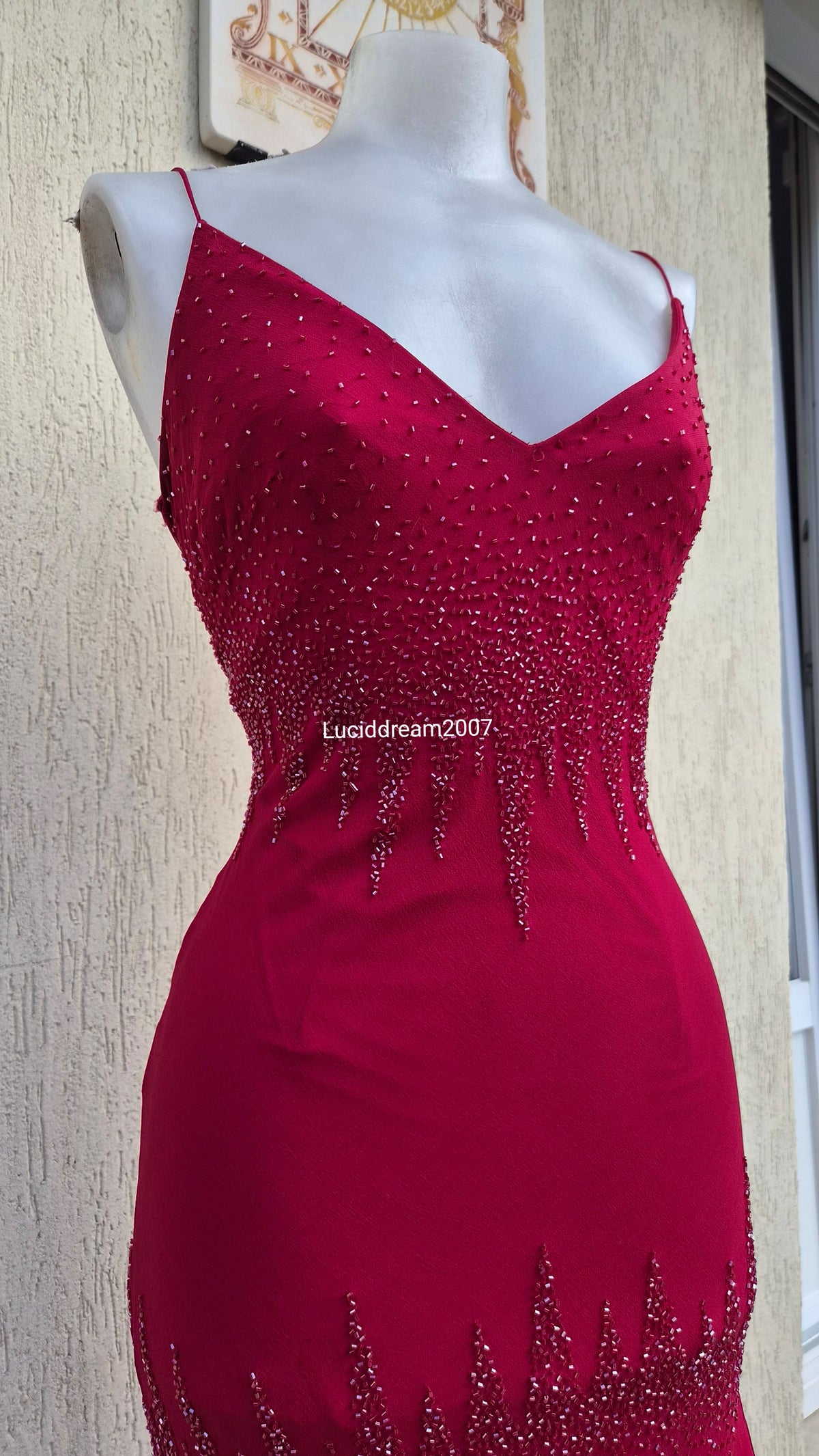 Robe en soie brodée rouge