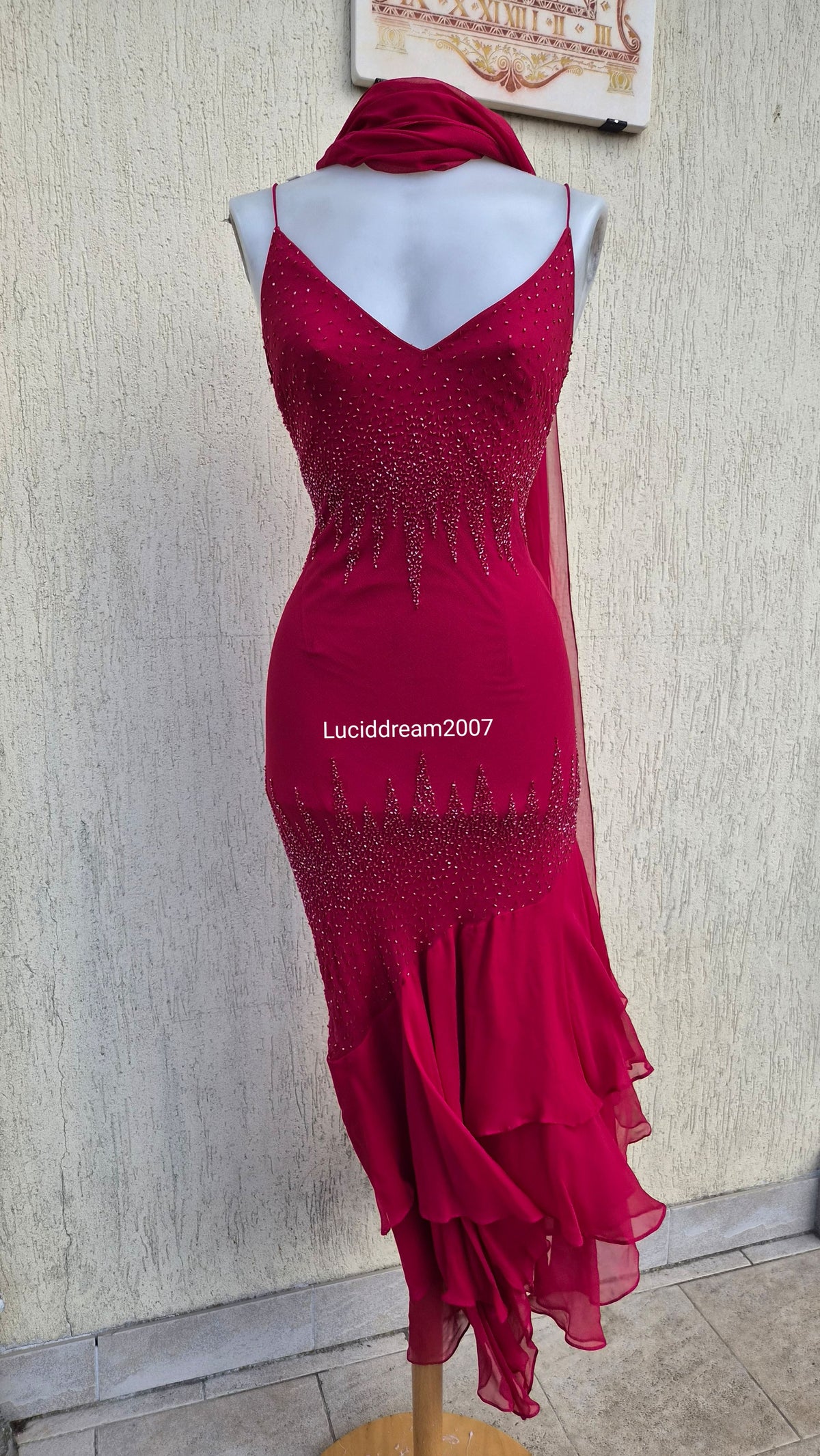 Robe en soie brodée rouge