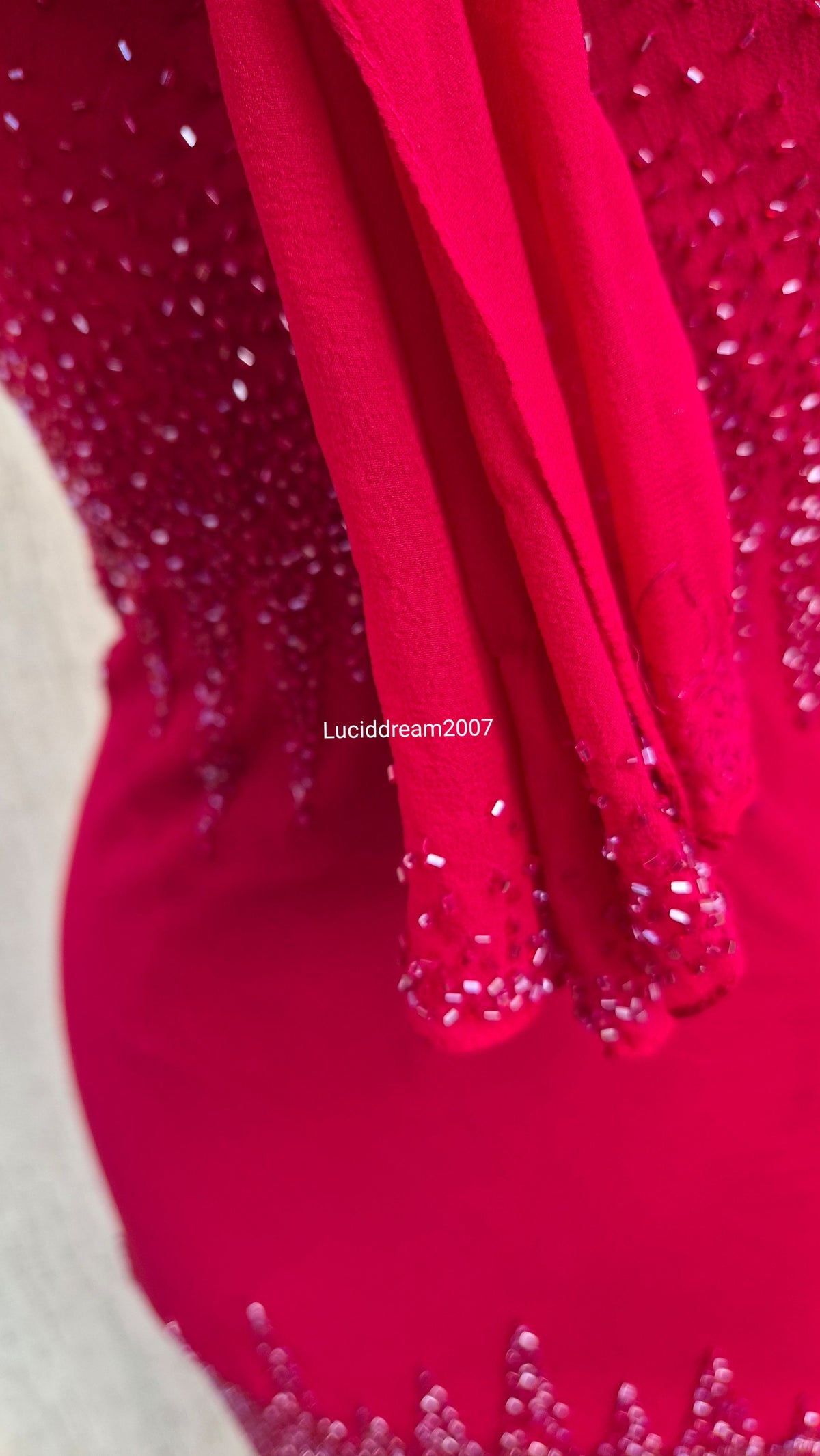 Robe en soie brodée rouge