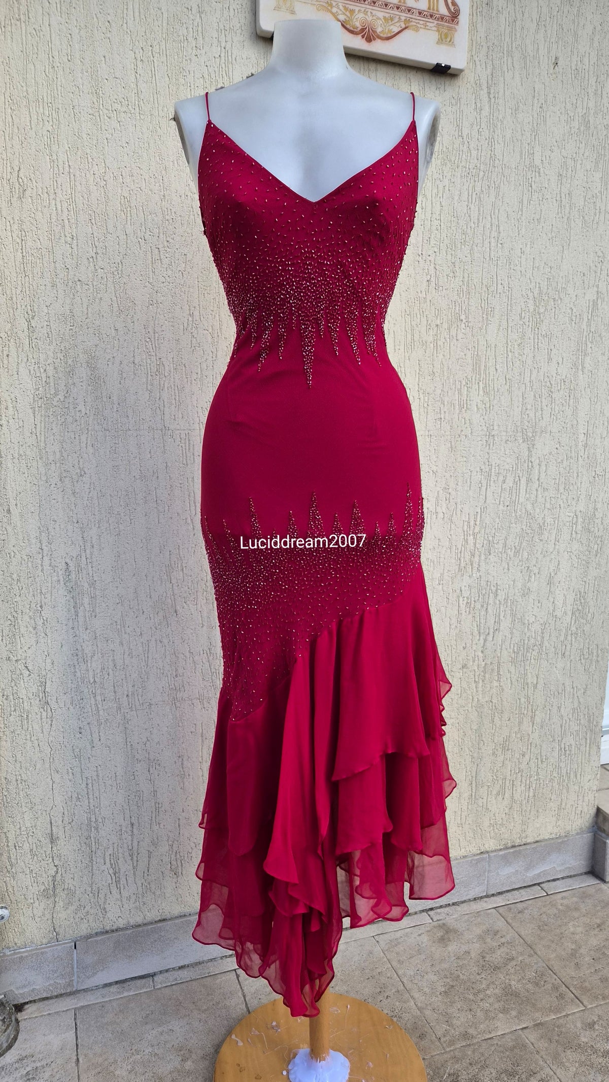 Robe en soie brodée rouge