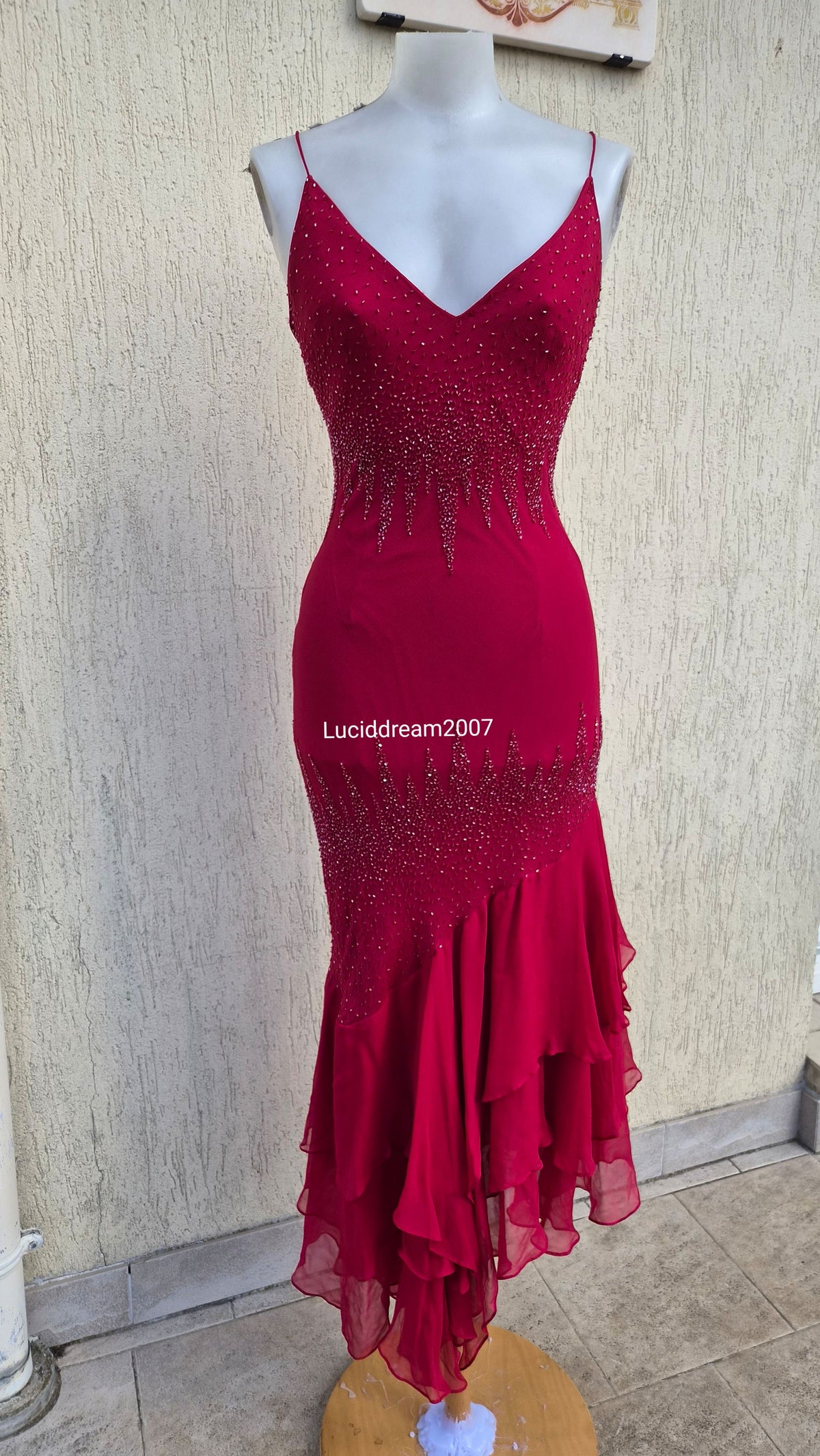 Robe en soie brodée rouge