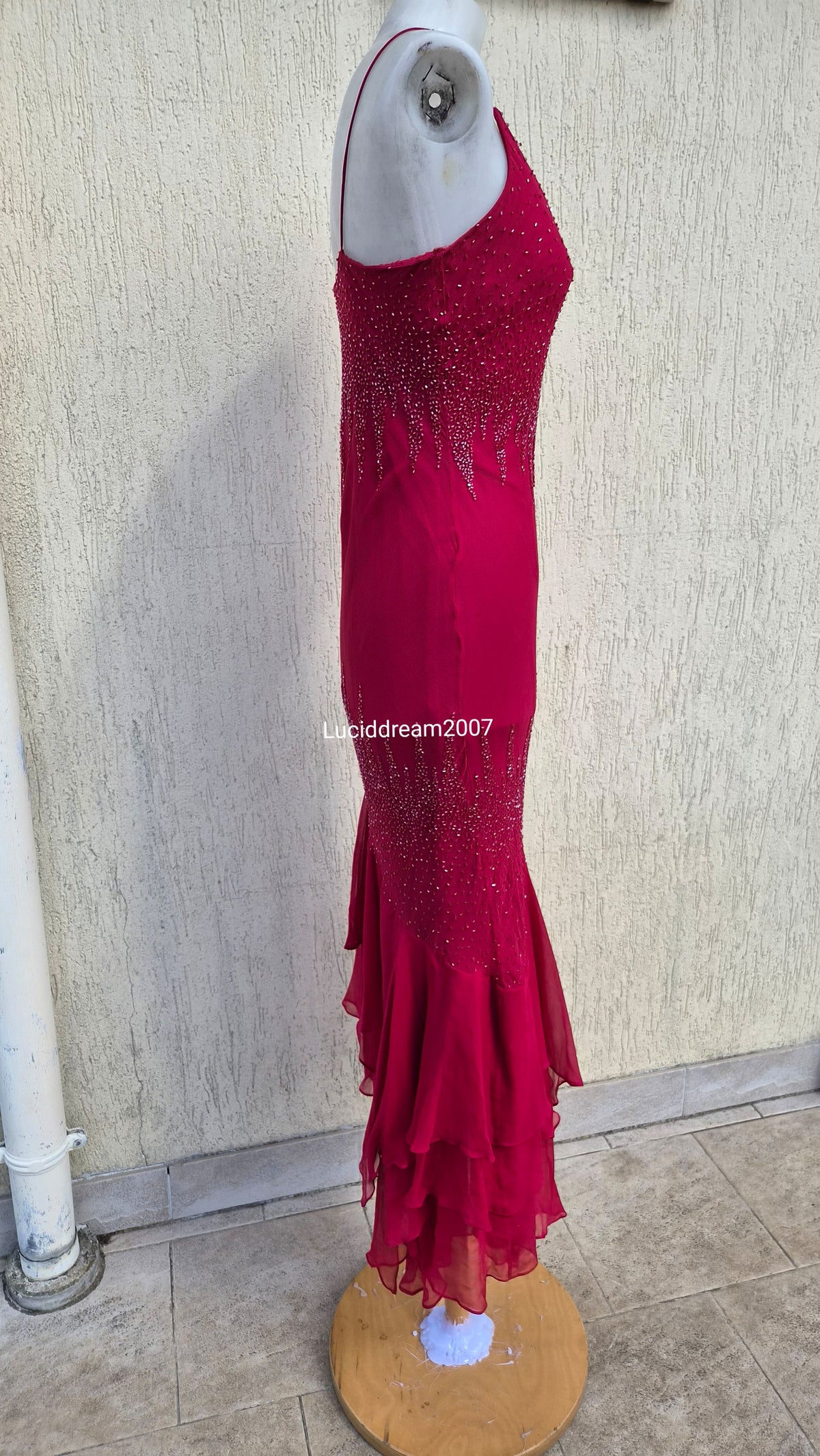 Robe en soie brodée rouge