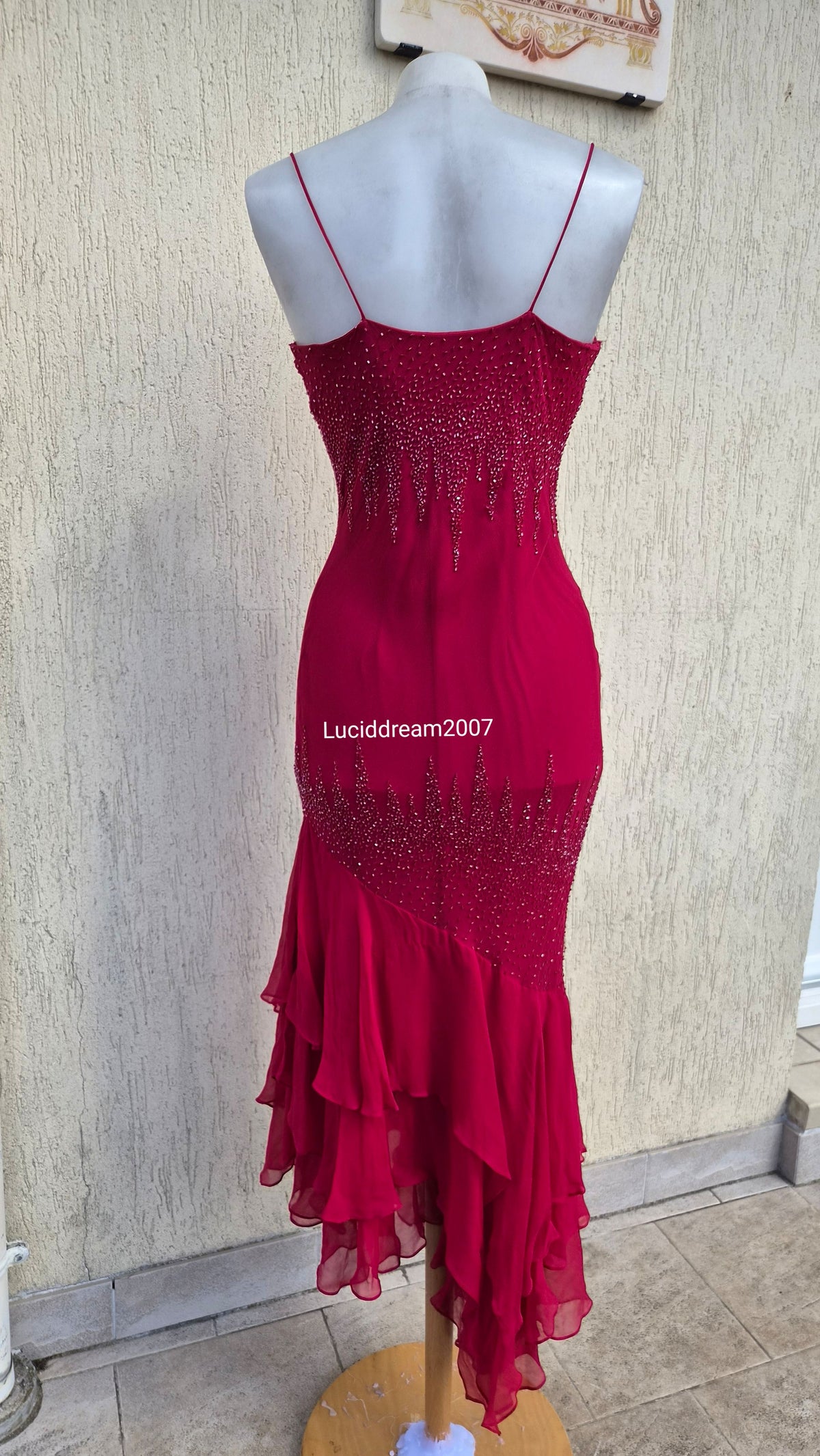 Robe en soie brodée rouge