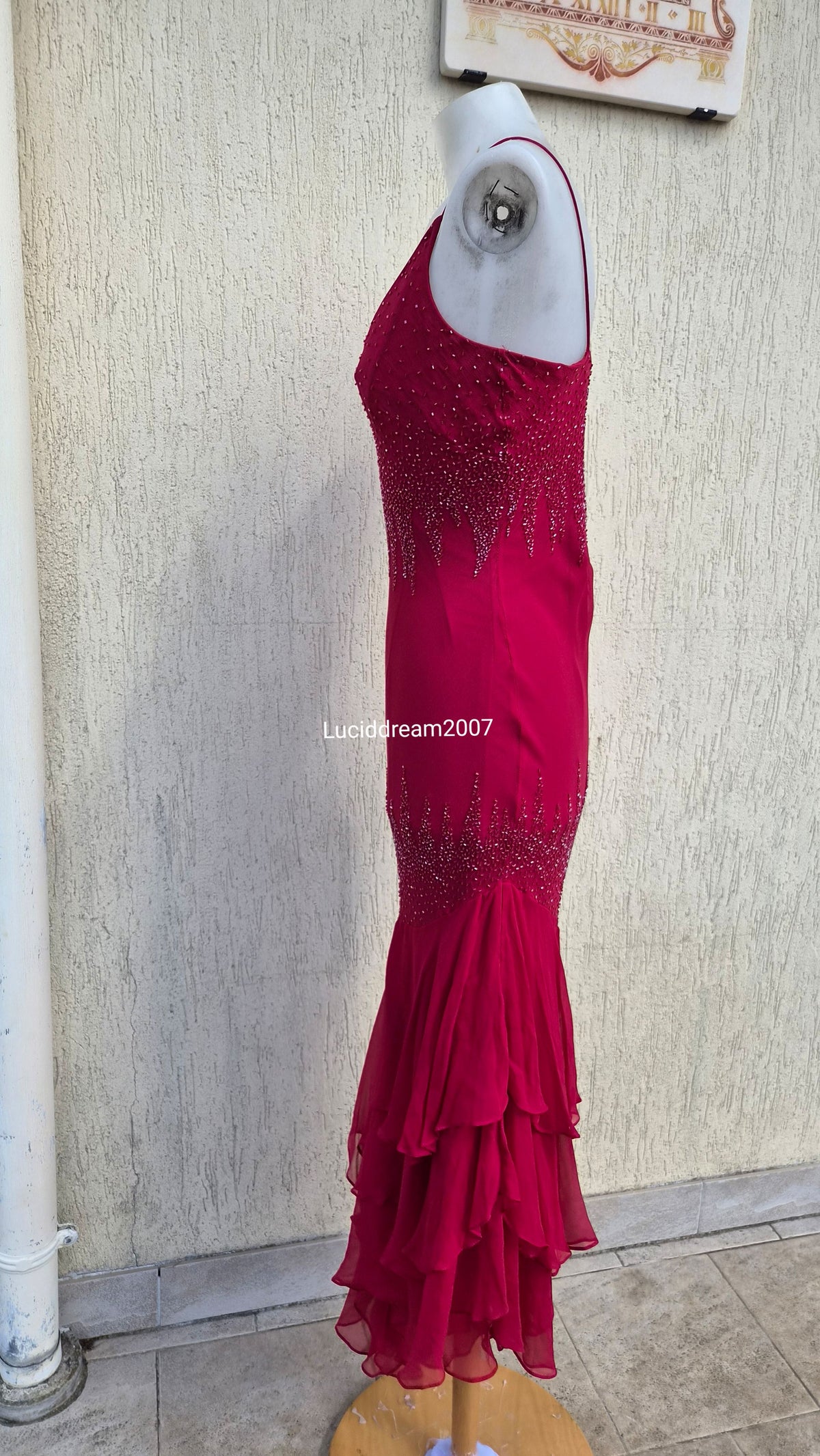Robe en soie brodée rouge