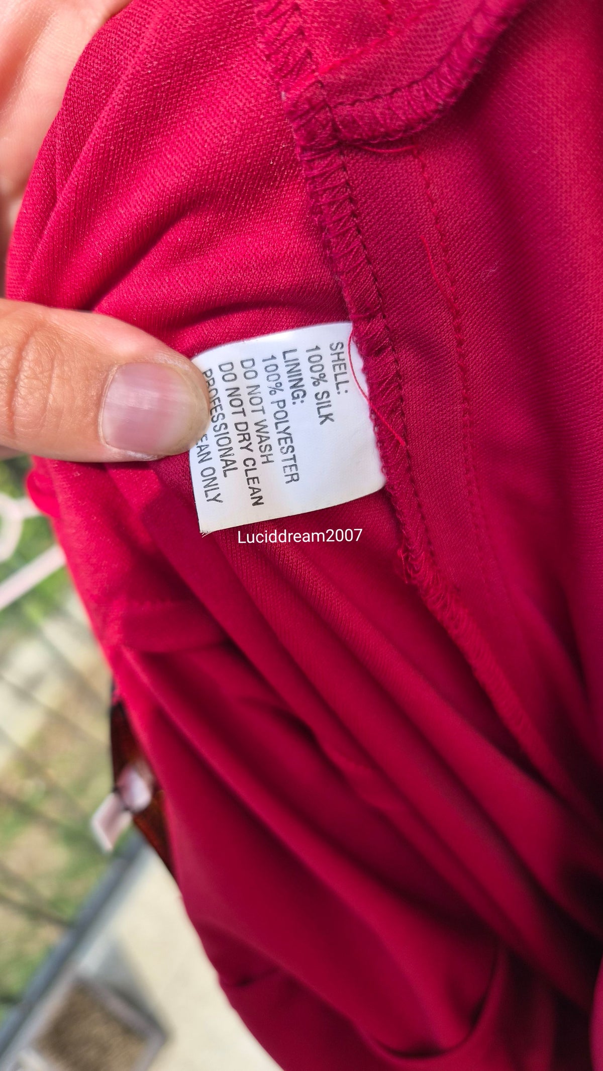 Robe en soie brodée rouge