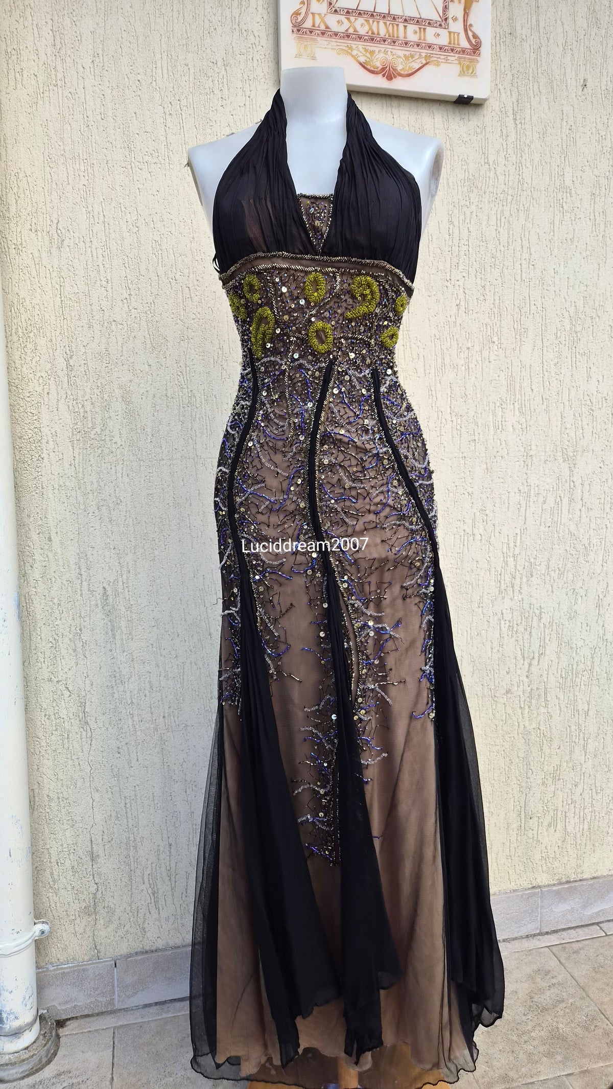 Robe en soie brodée