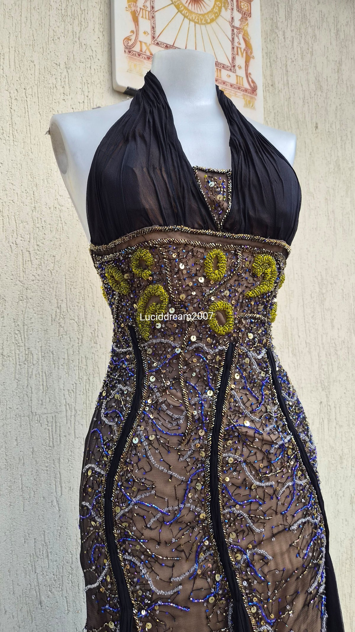 Robe en soie brodée