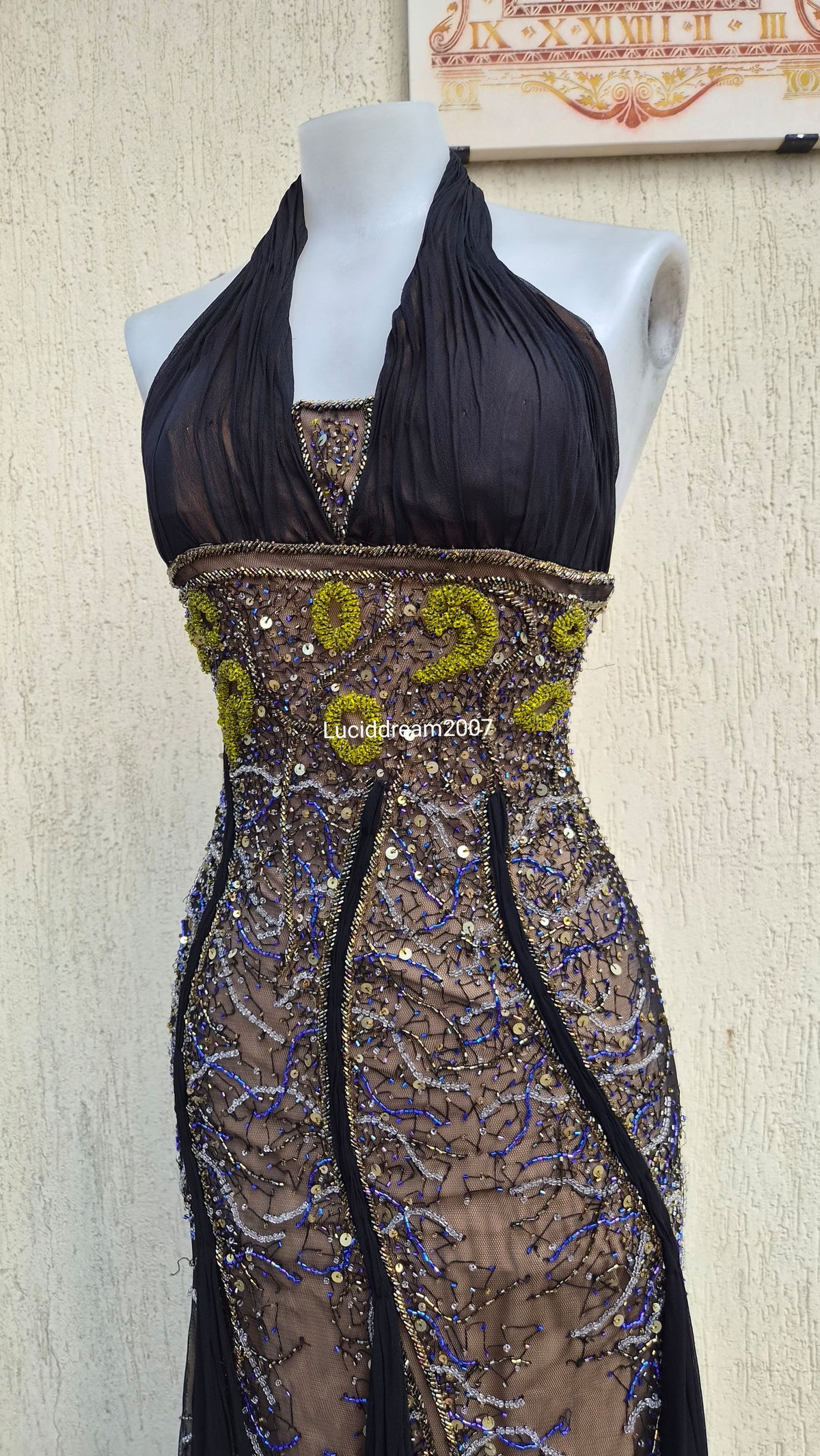 Robe en soie brodée