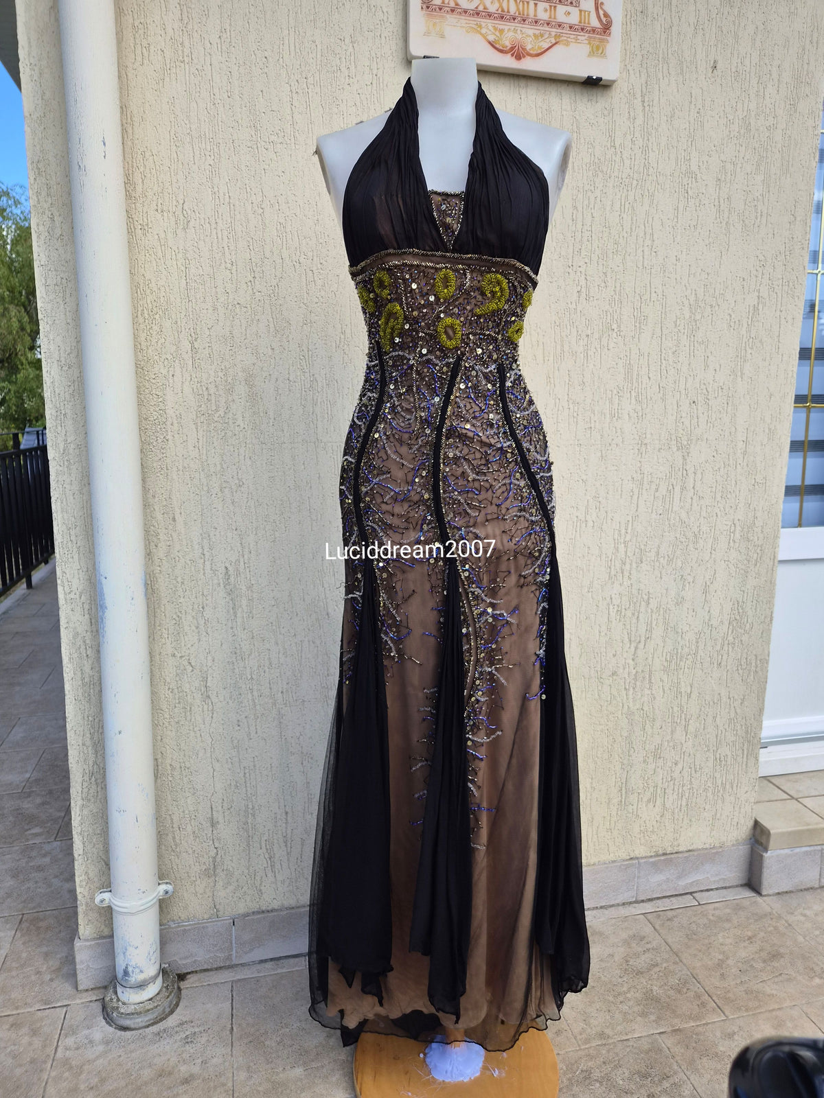 Robe en soie brodée