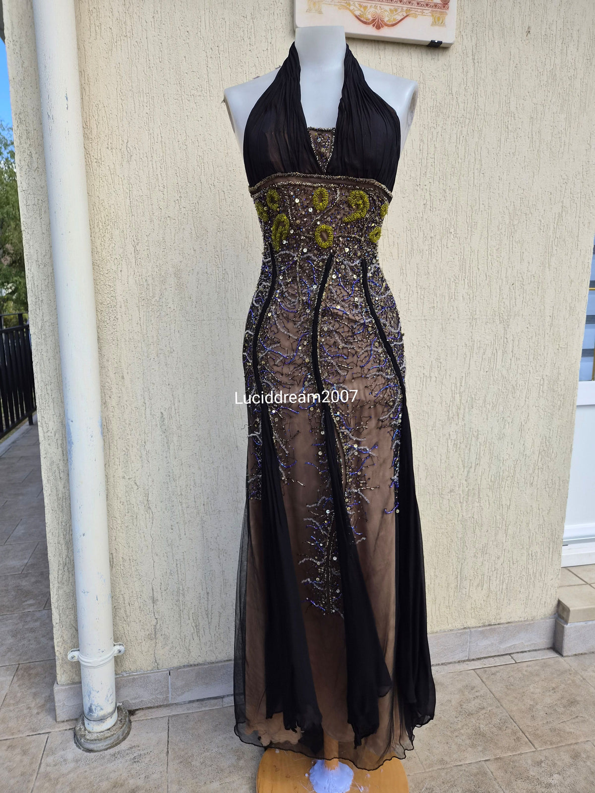 Robe en soie brodée