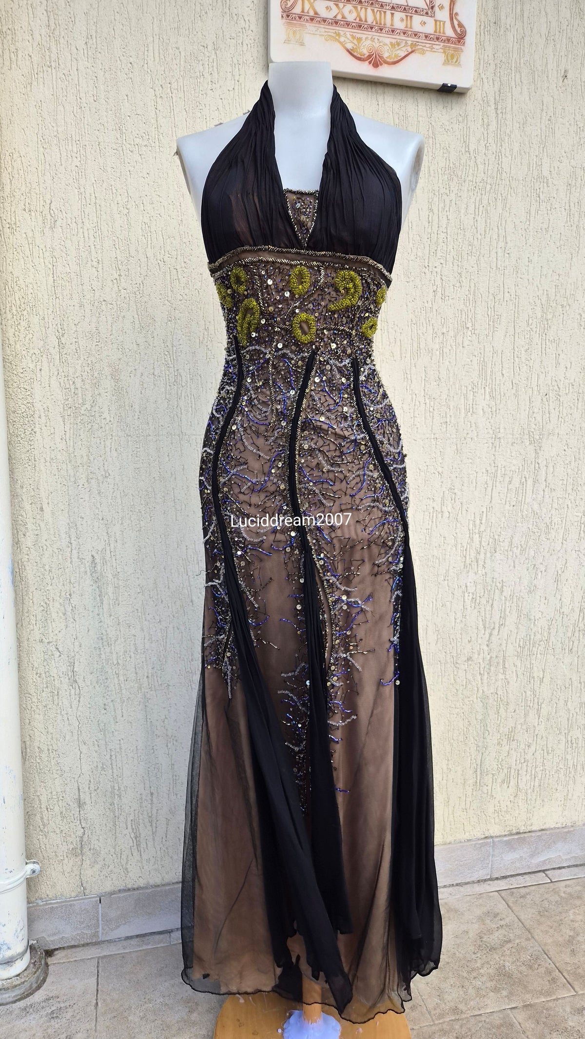 Robe en soie brodée