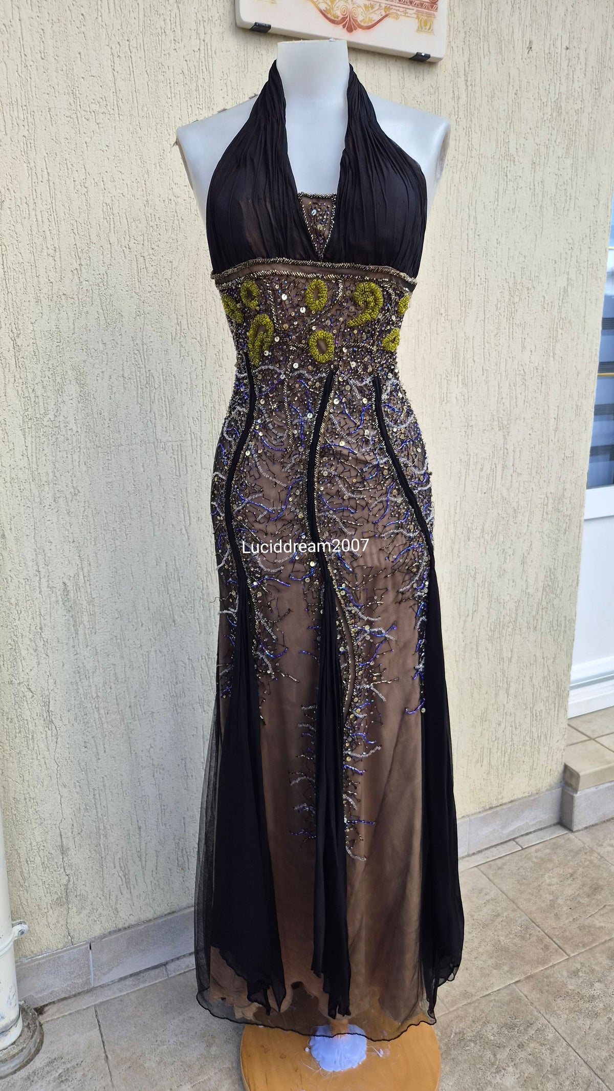Robe en soie brodée