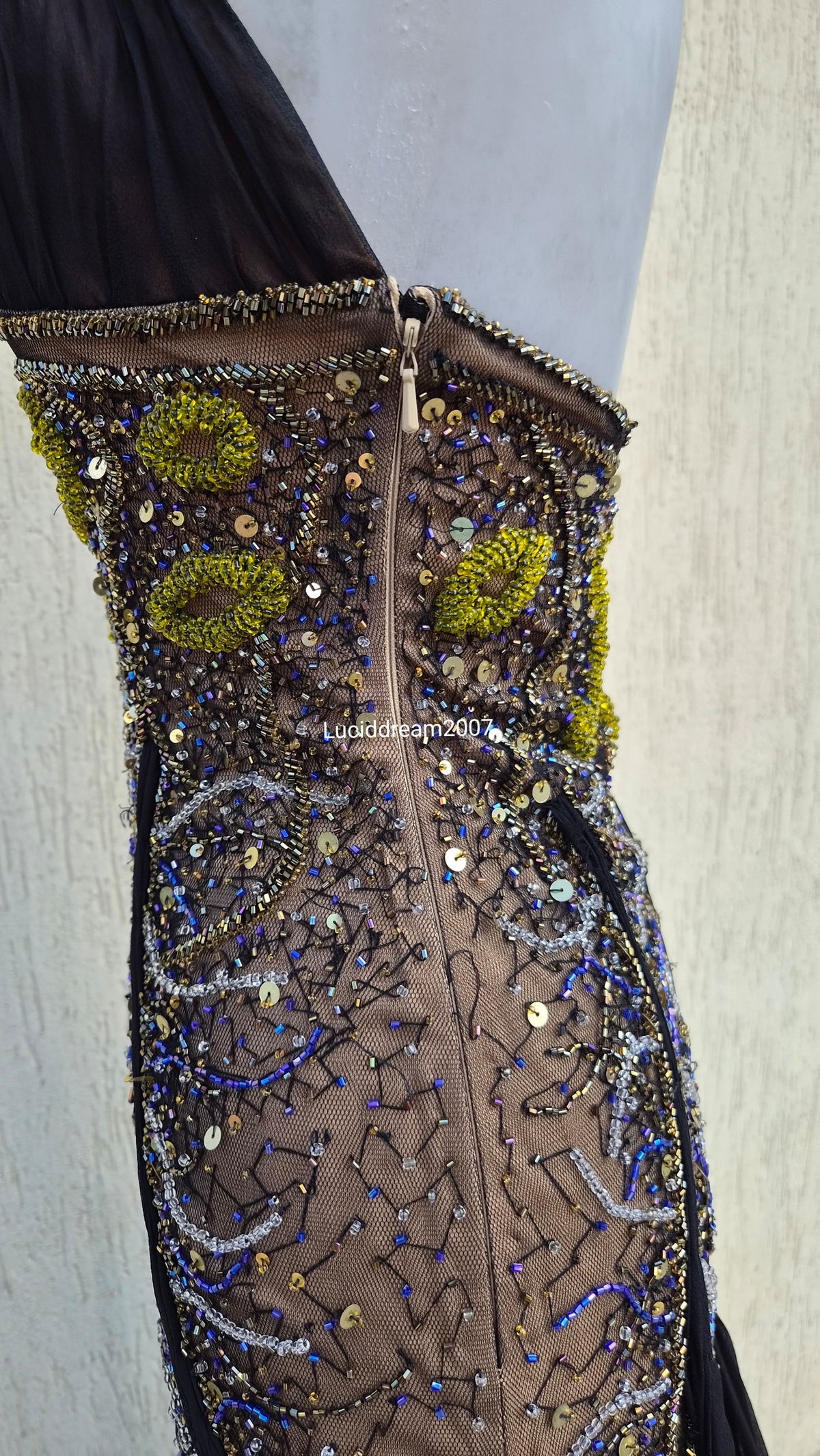 Robe en soie brodée