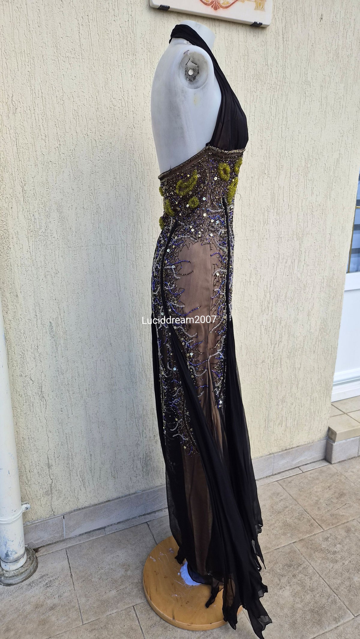Robe en soie brodée