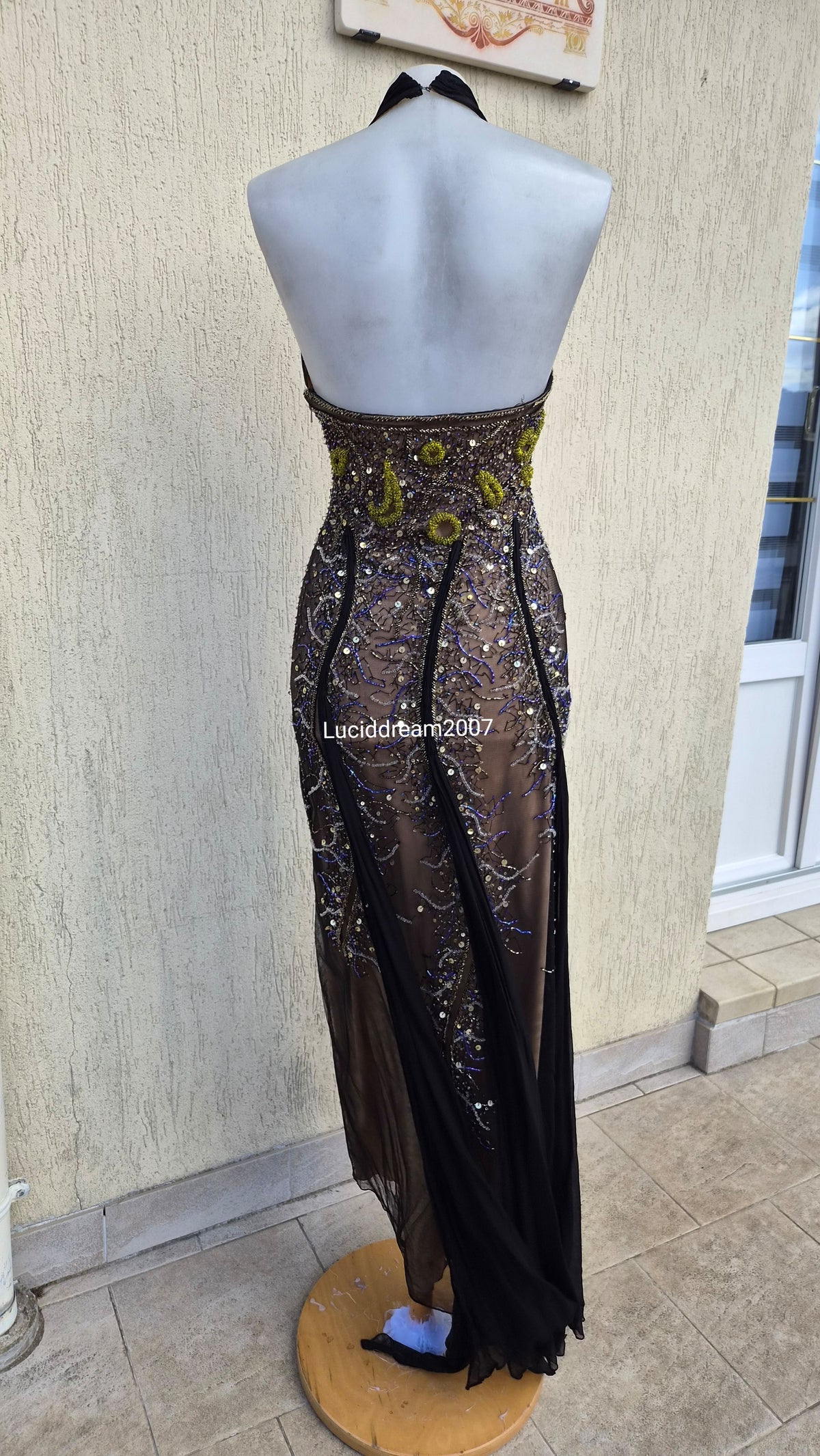 Robe en soie brodée