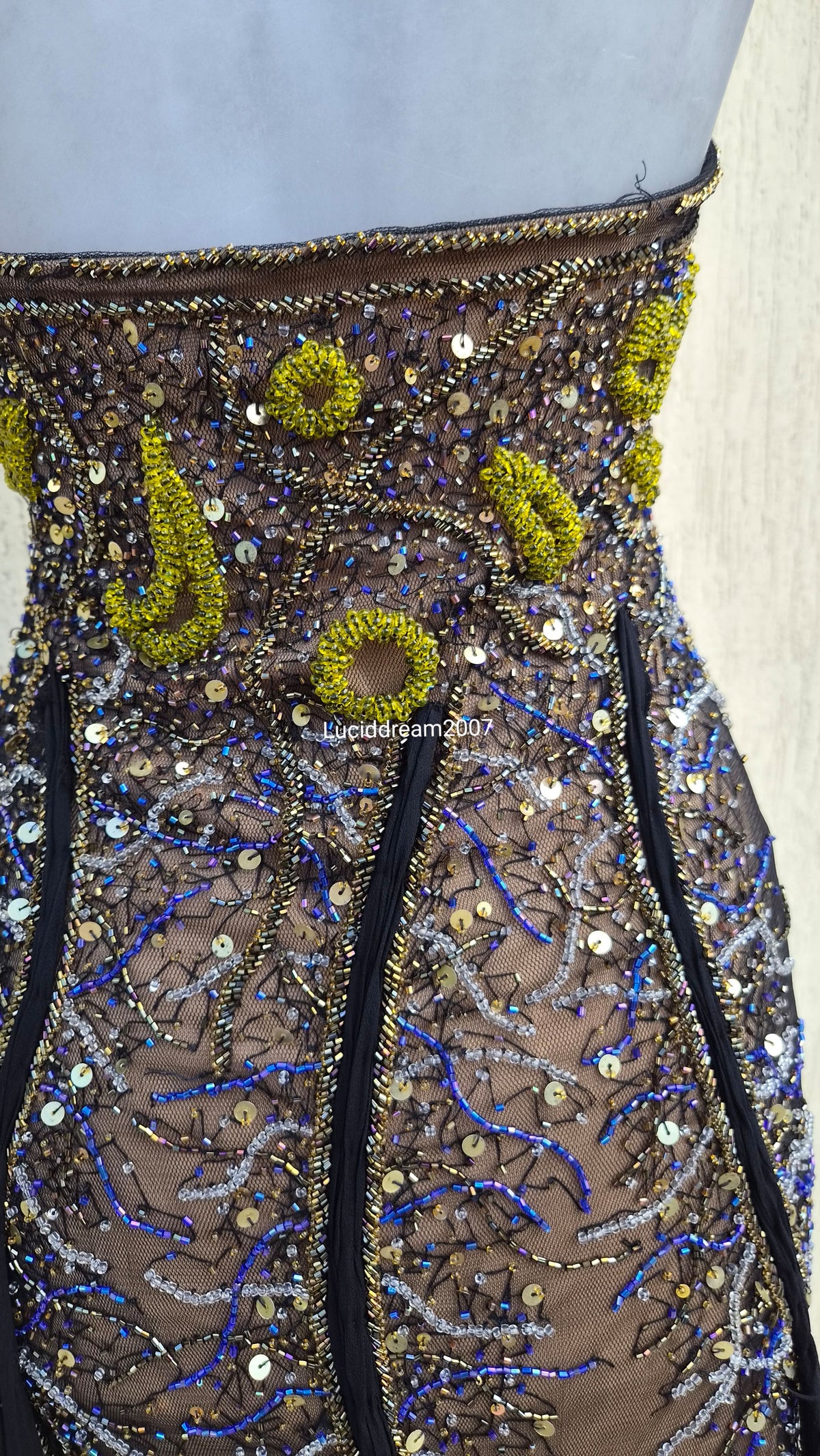 Robe en soie brodée