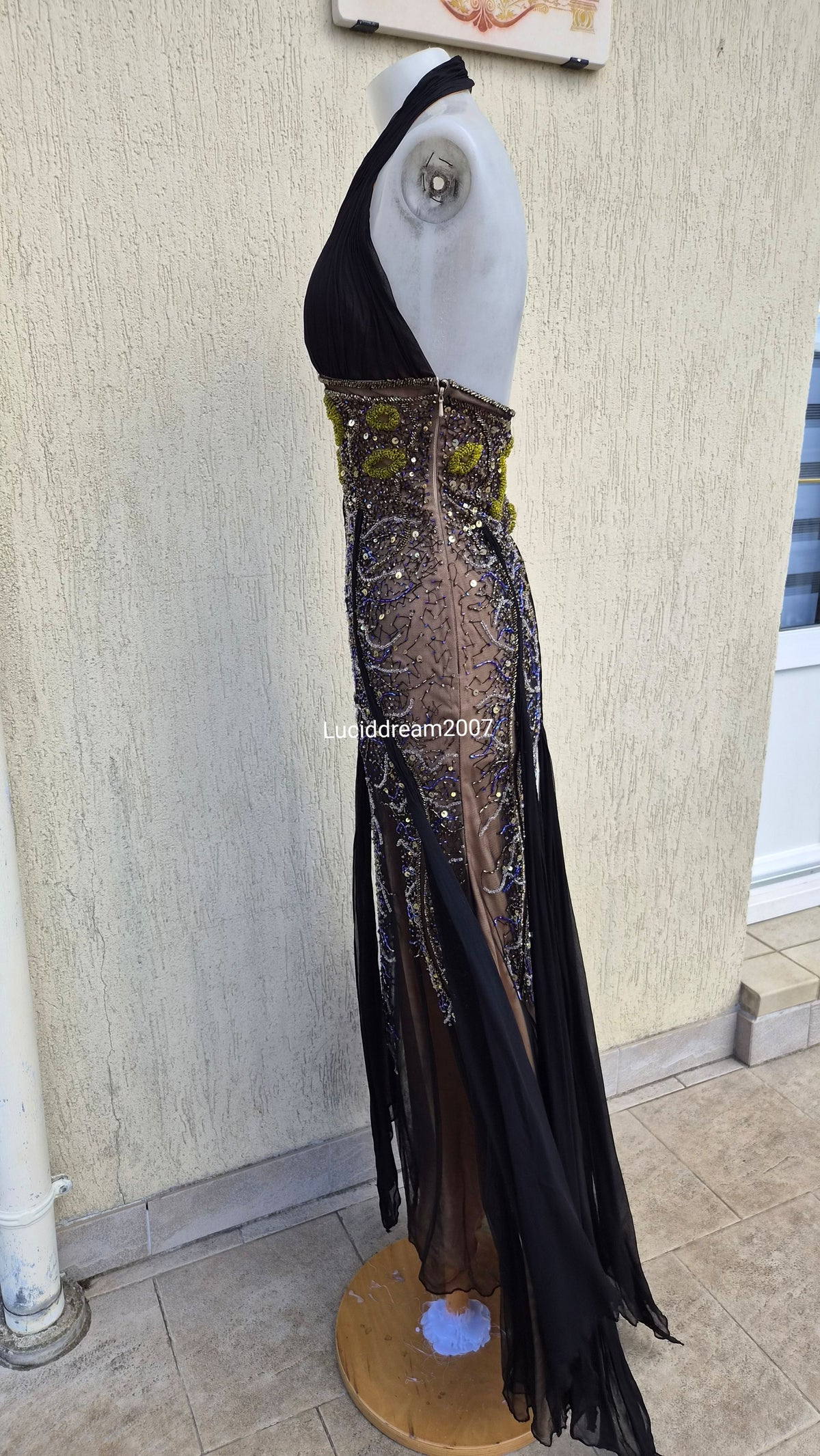 Robe en soie brodée