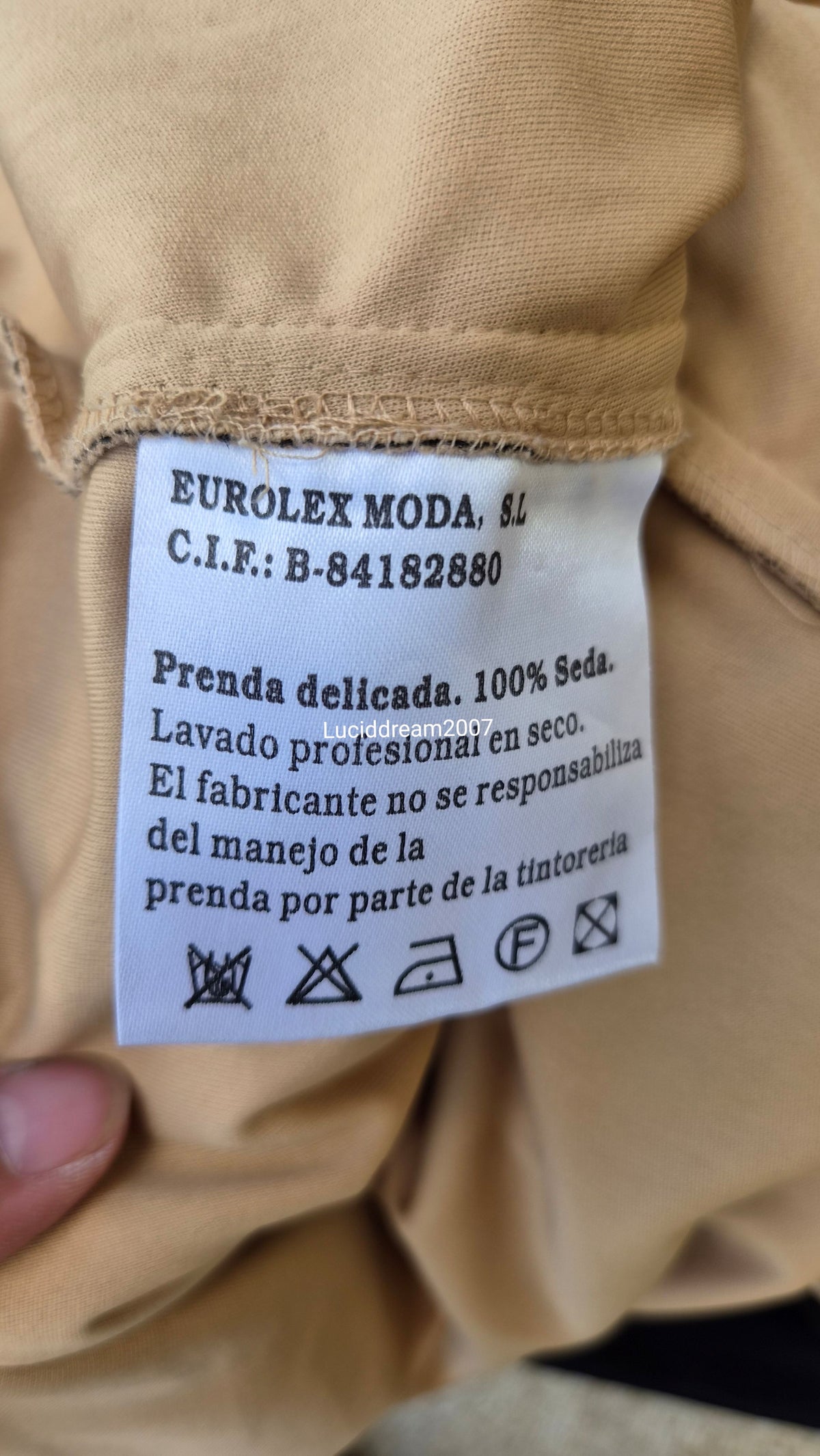 Robe en soie brodée